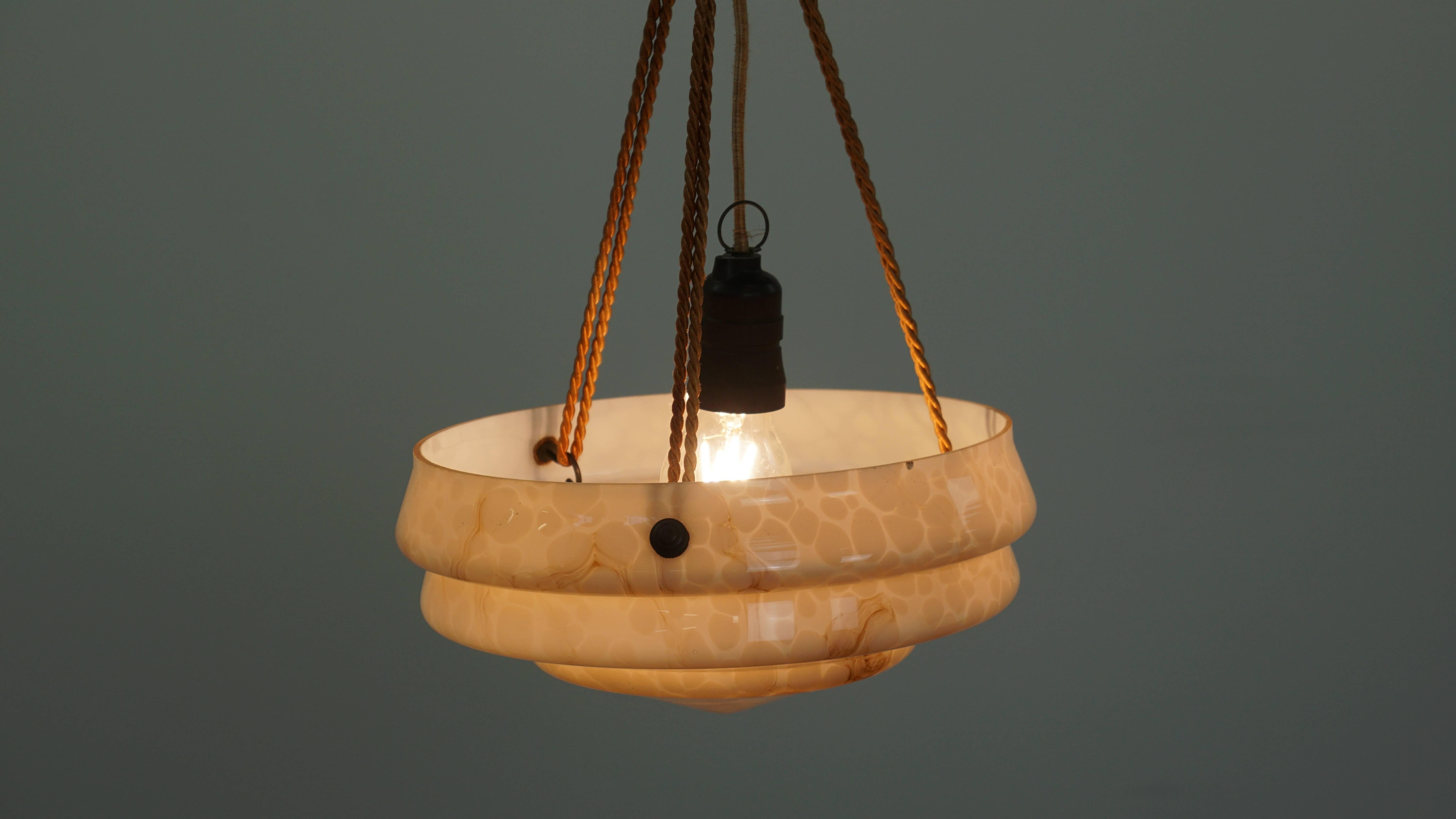 Vetro Lampada a sospensione d'epoca in vetro marmorizzato rosa tenue dal design Art Deco in vendita