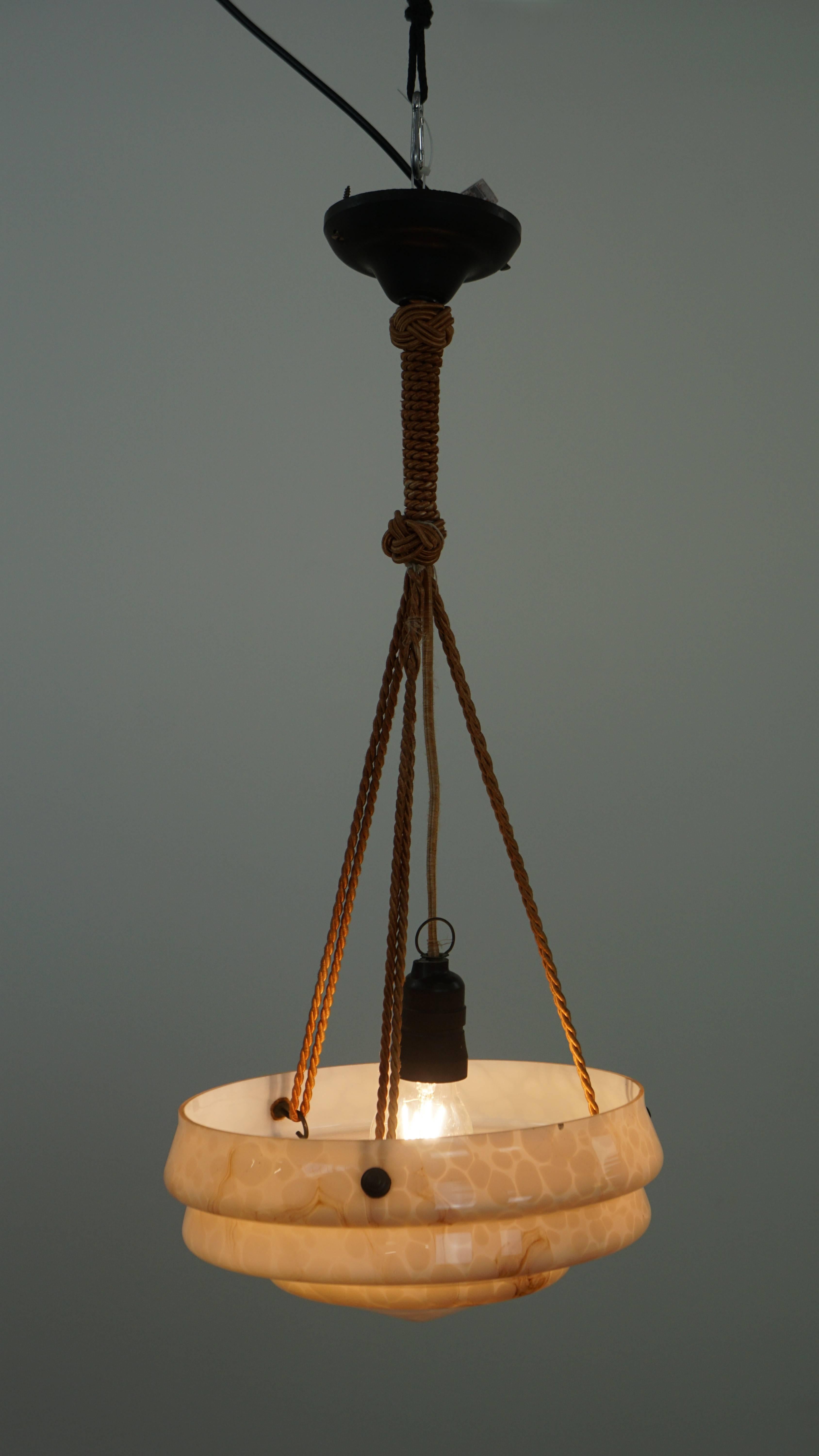 Lampada a sospensione d'epoca in vetro marmorizzato rosa tenue dal design Art Deco in vendita 1