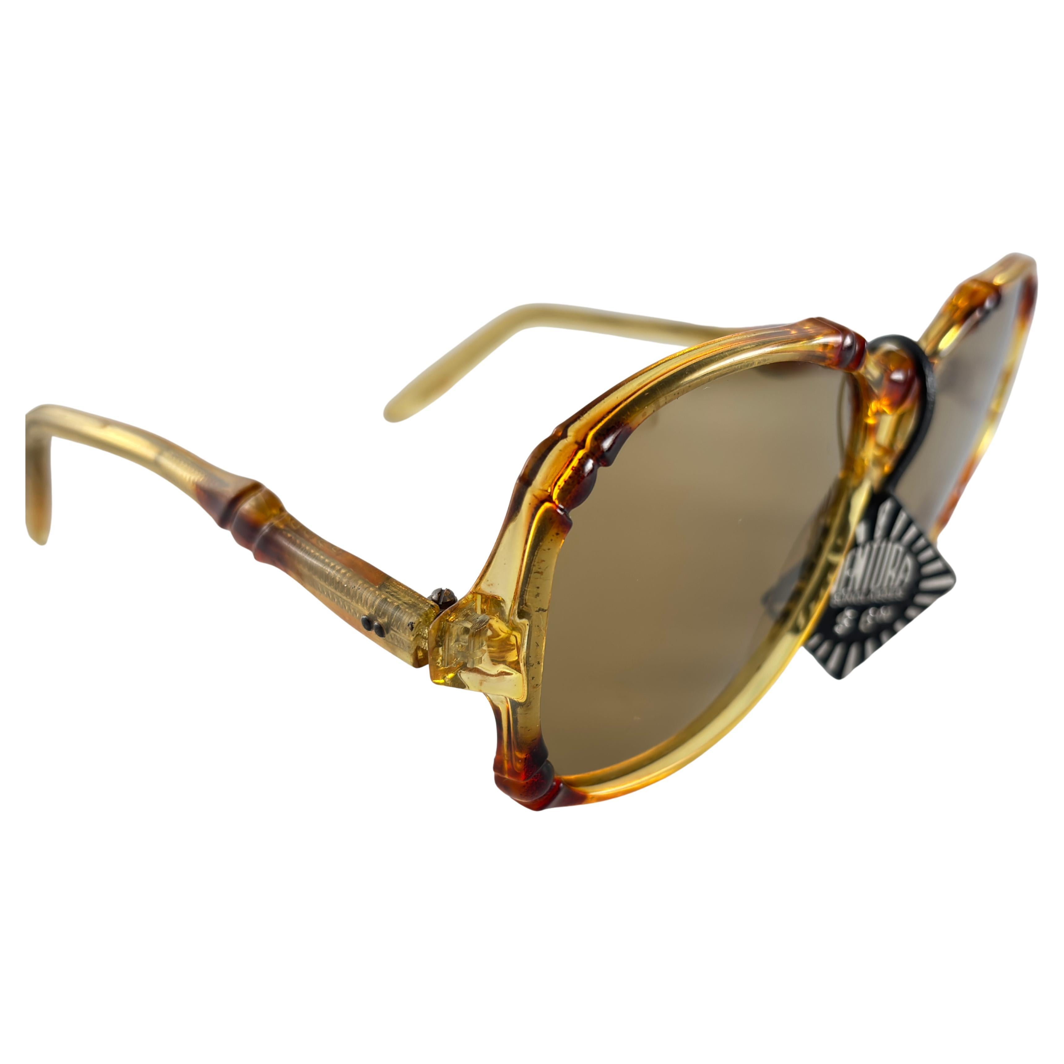 Vintage Ban Ventura überdimensioniert 1970'S Sonnenbrille

Dieses Paar haben kleinere Verschleiß auf sie durch fast 60 Jahre der Lagerung.  


Vorderseite : 15 Zentimeter
Linse Höhe : 5.5 cm
Objektiv Breite : 6.2 cm
Bügel : 13,5 cm





