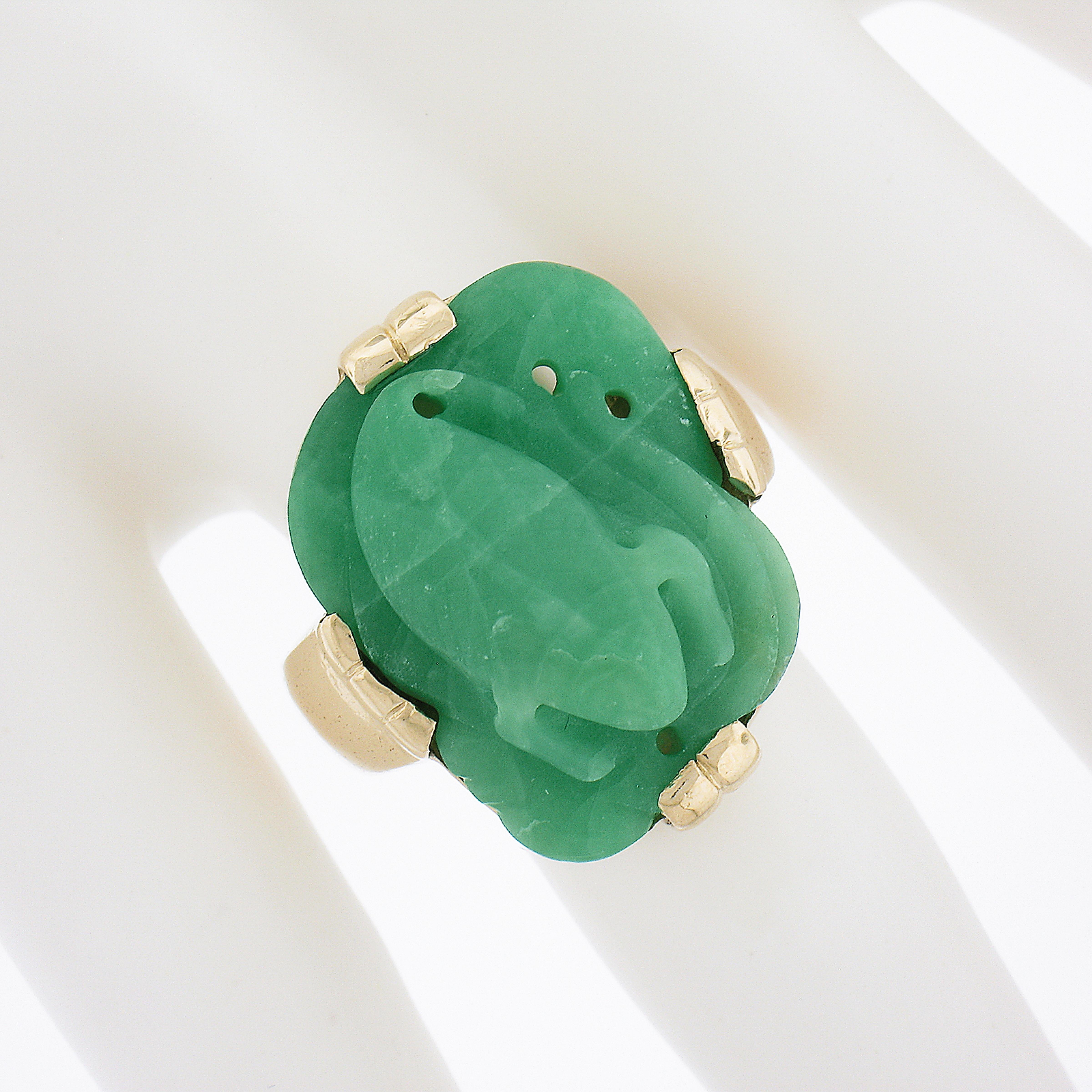 Vintage Solid 14k Yellow Gold Carved Jade Lizard / Salamander Cocktail Ring In Excellent Condition For Sale In Montclair, NJ