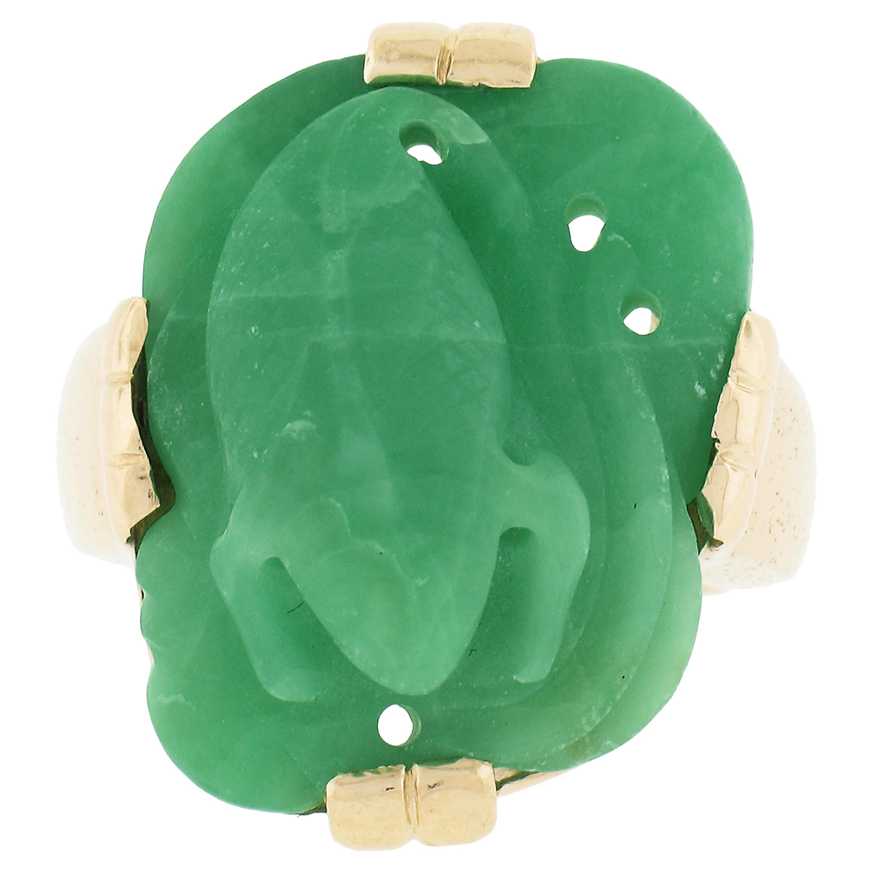 Vintage Solid 14k Yellow Gold Carved Jade Lizard / Salamander Cocktail Ring For Sale