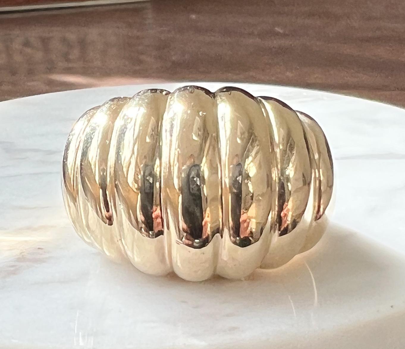 Vintage Solid 14K Yellow Gold Scalloped Dome Ring For Sale 1