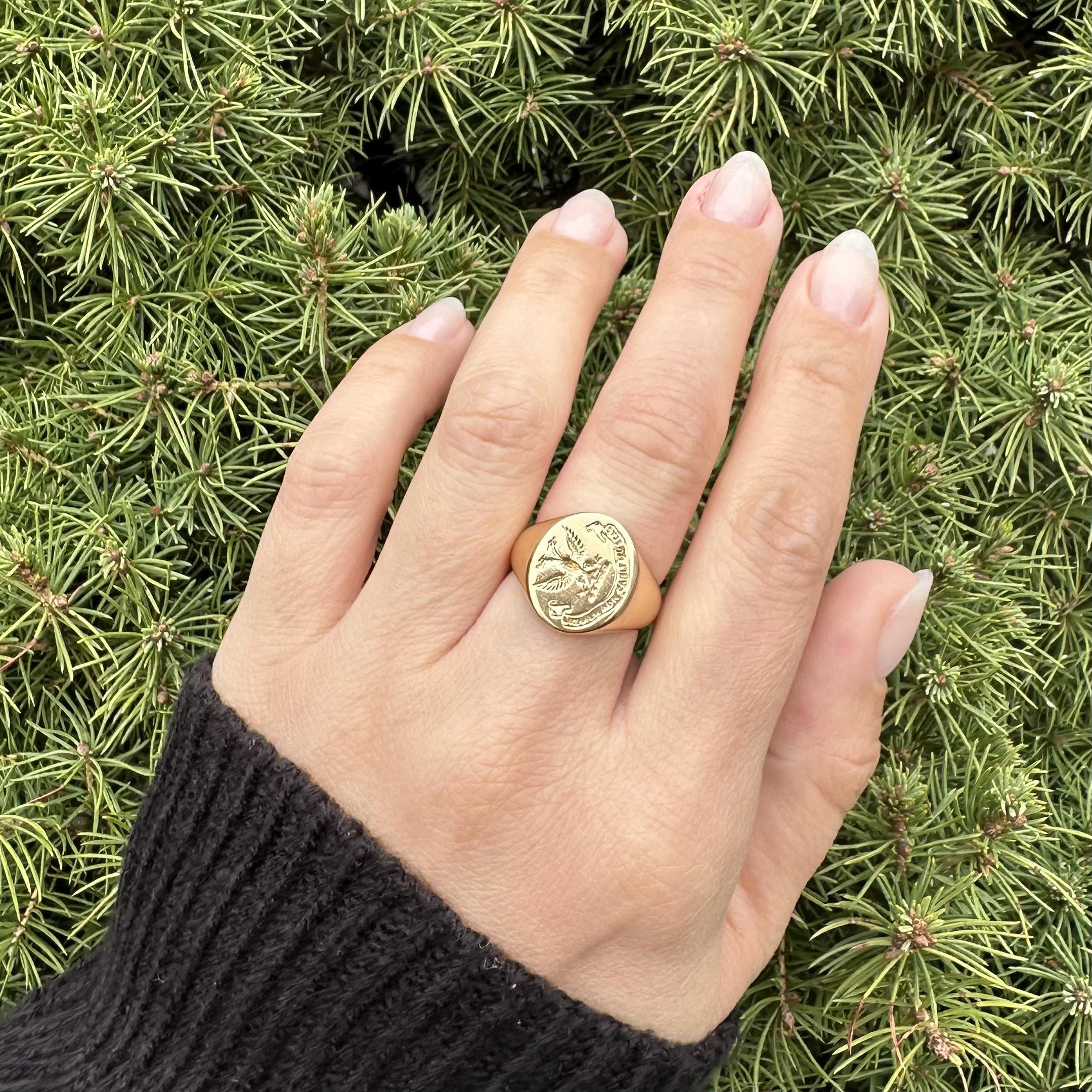 Anello con sigillo d'epoca in oro giallo massiccio 14 carati 