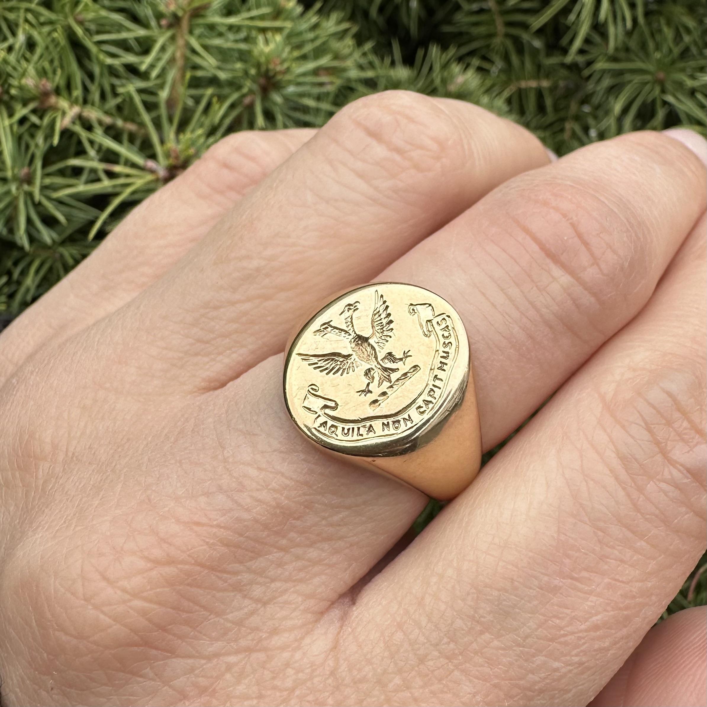 Anello con sigillo d'epoca in oro giallo massiccio 14 carati 