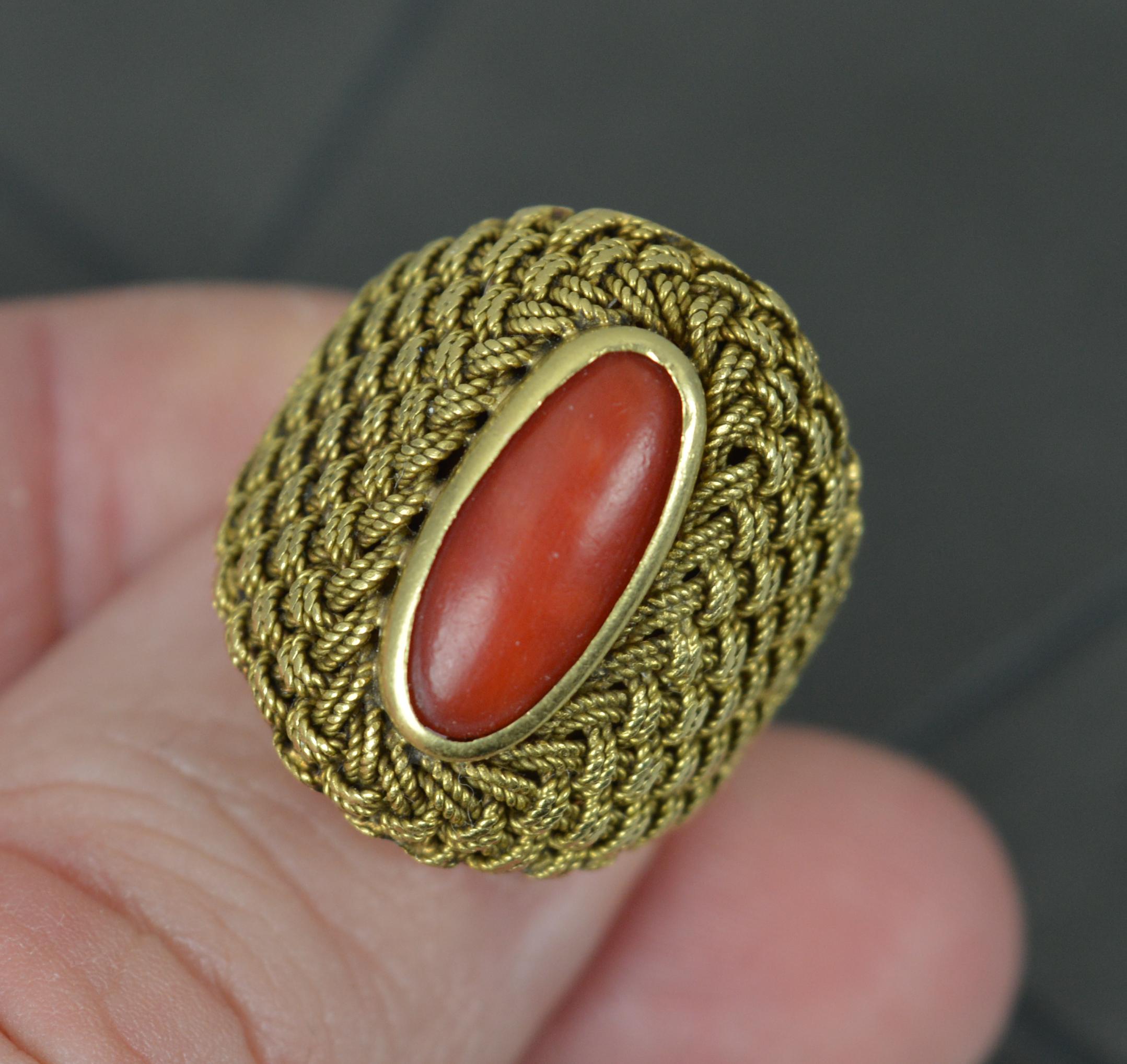 Vintage Solid 18 Carat Gold and Coral Solitaire Statement Ring For Sale 1
