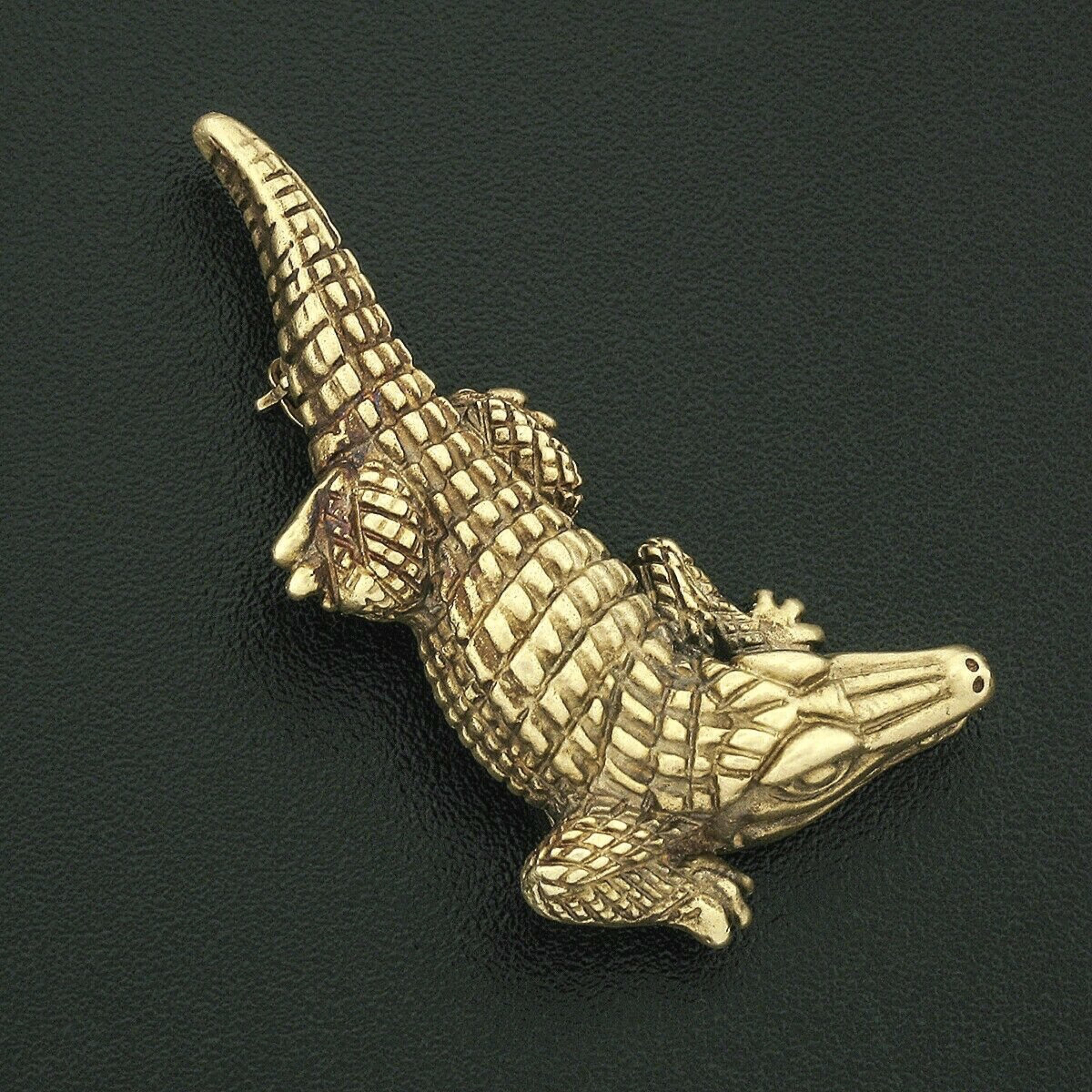 Here we have a very fine quality vintage designer brooch that was crafted in 1988 from solid 18k green gold by Barry Kieselstein Cord. This amazing piece features a detailed and realistically textured alligator with a sturdy pin backing. This 100%