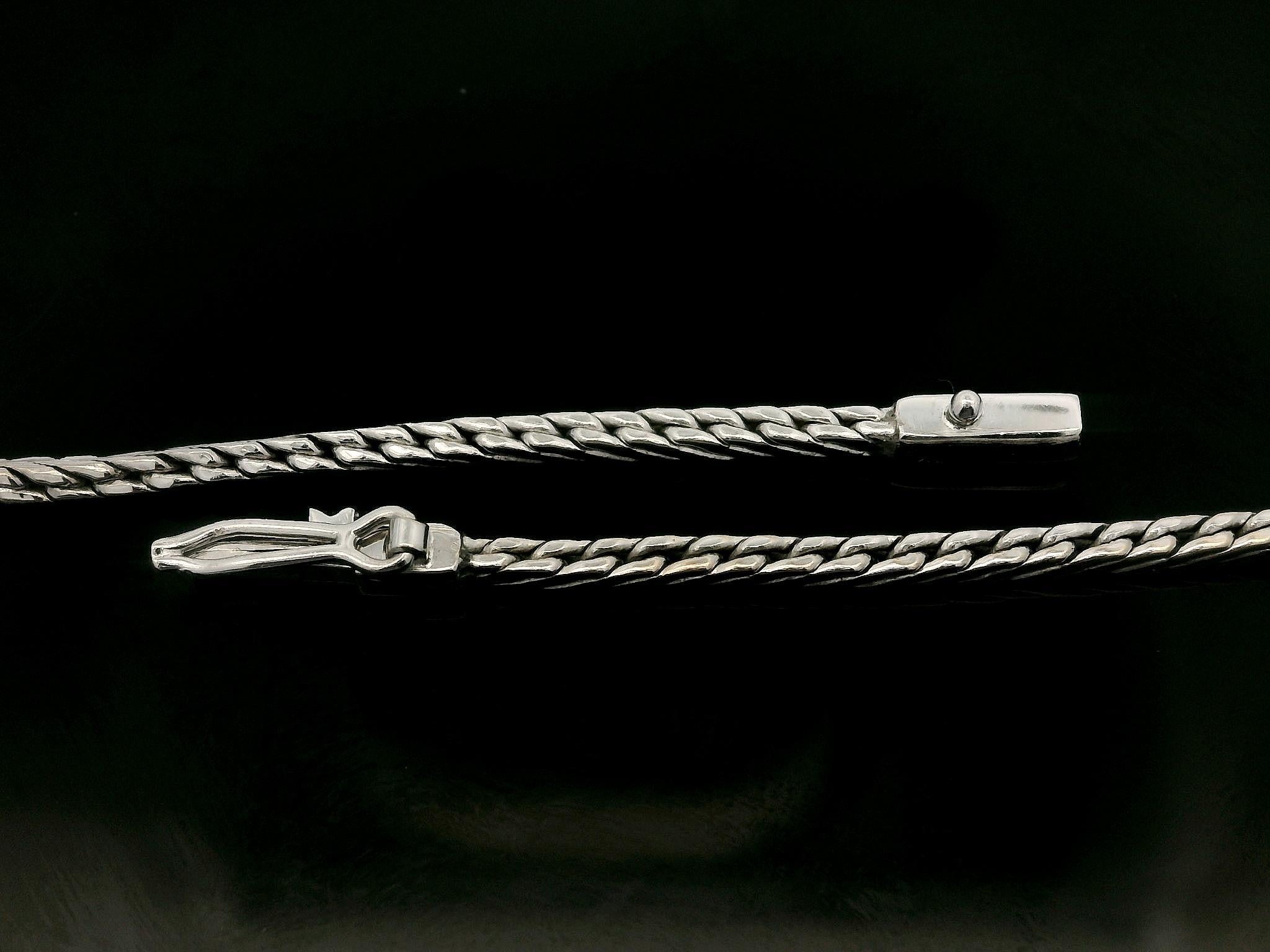 --Pietre: --
(14) Smeraldi naturali autentici - Taglio a gradino rettangolare - Incastonati - Colore verde - Gamma da 3x2,9 mm a 3,2x2,6 mm (circa)
(15) Diamanti Nature autentici - Taglio rotondo Brilliante - Incastonati - Colore G/H - Purezza