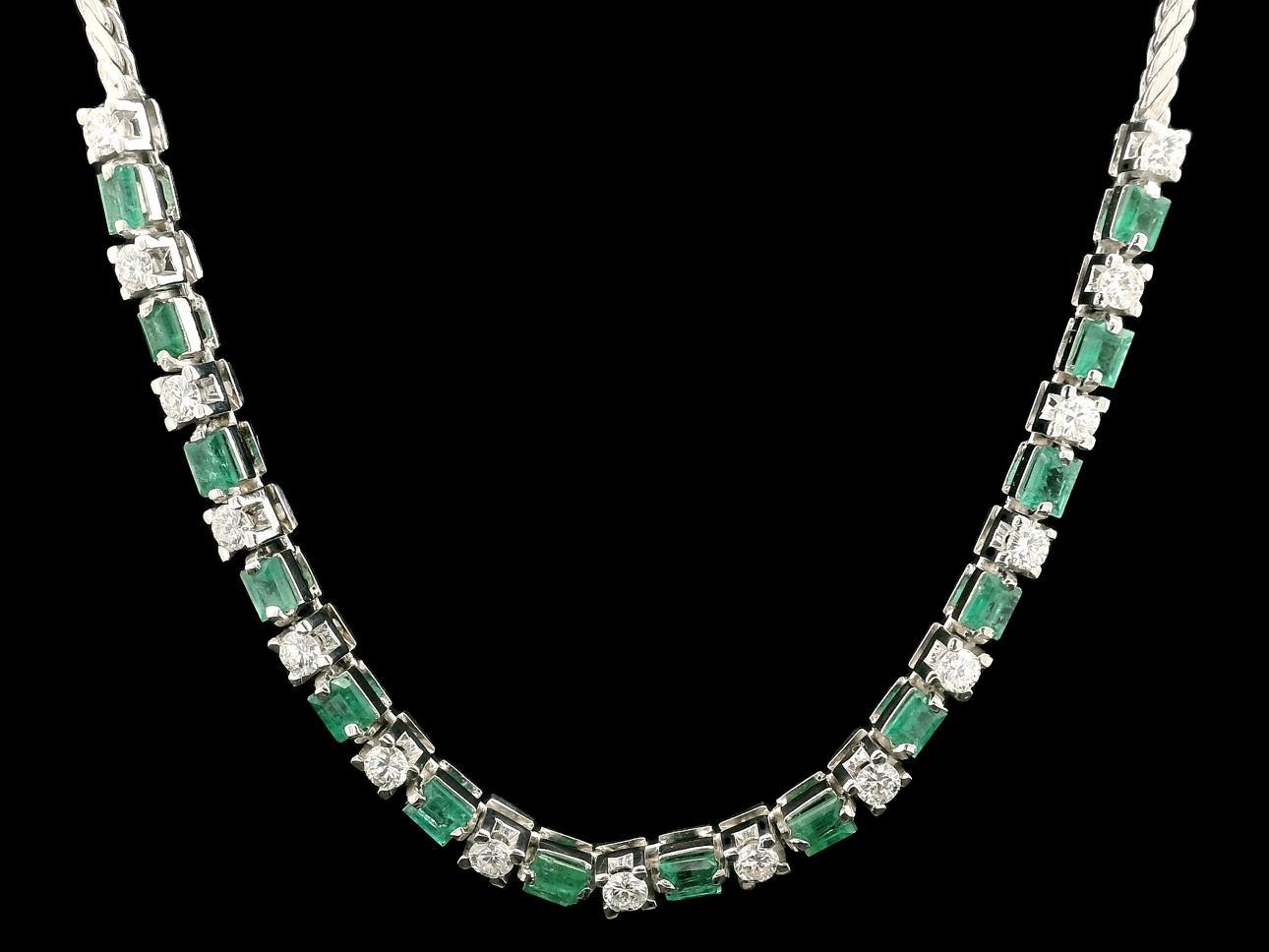 Collana vintage in oro bianco massiccio 18 carati con smeraldi e diamanti Fancy Line In condizioni buone in vendita a Montclair, NJ