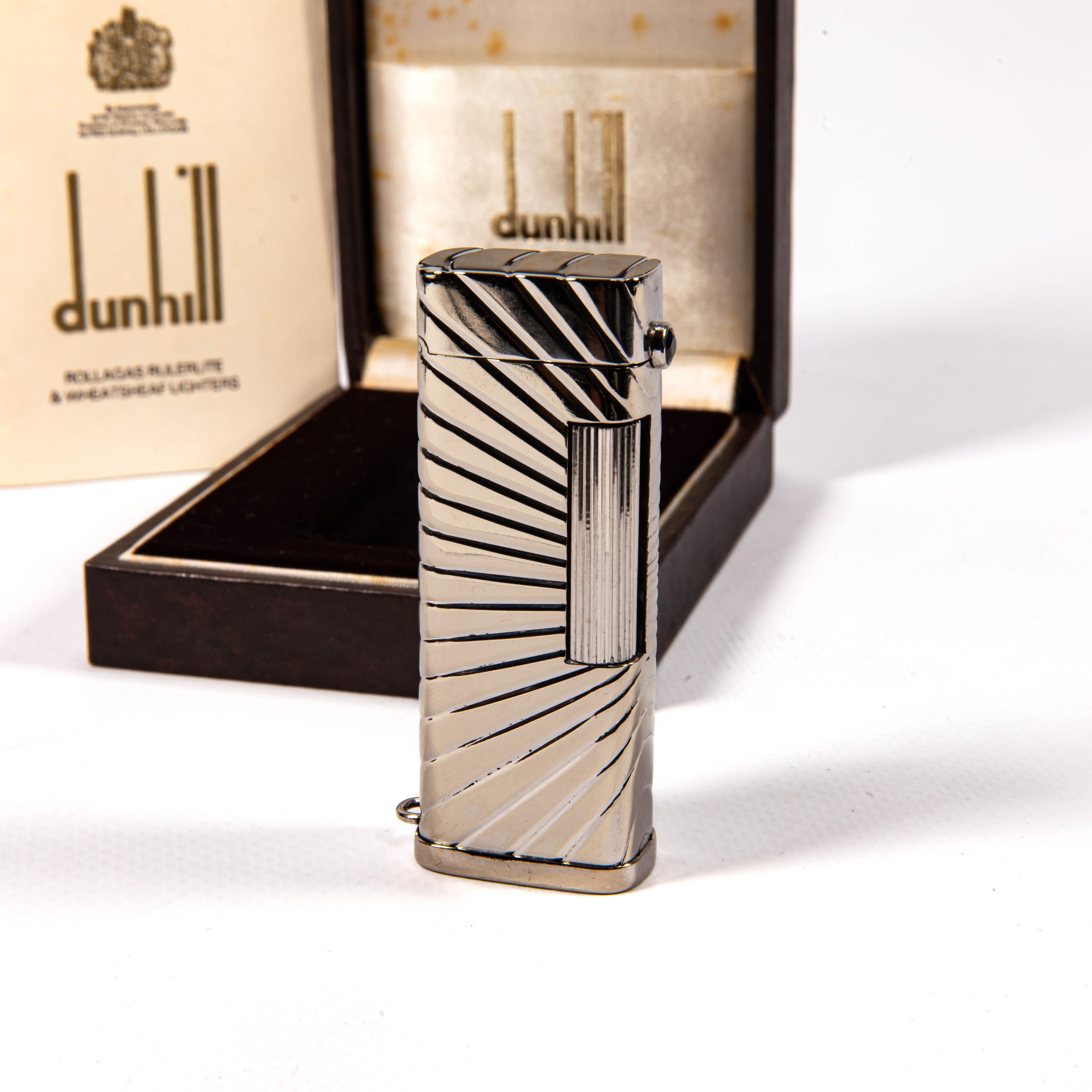 Taglio brillante Vintage Solid 18k White Gold Jacket DUNHILL Rollagas Lighter With Saphire 1970s in vendita