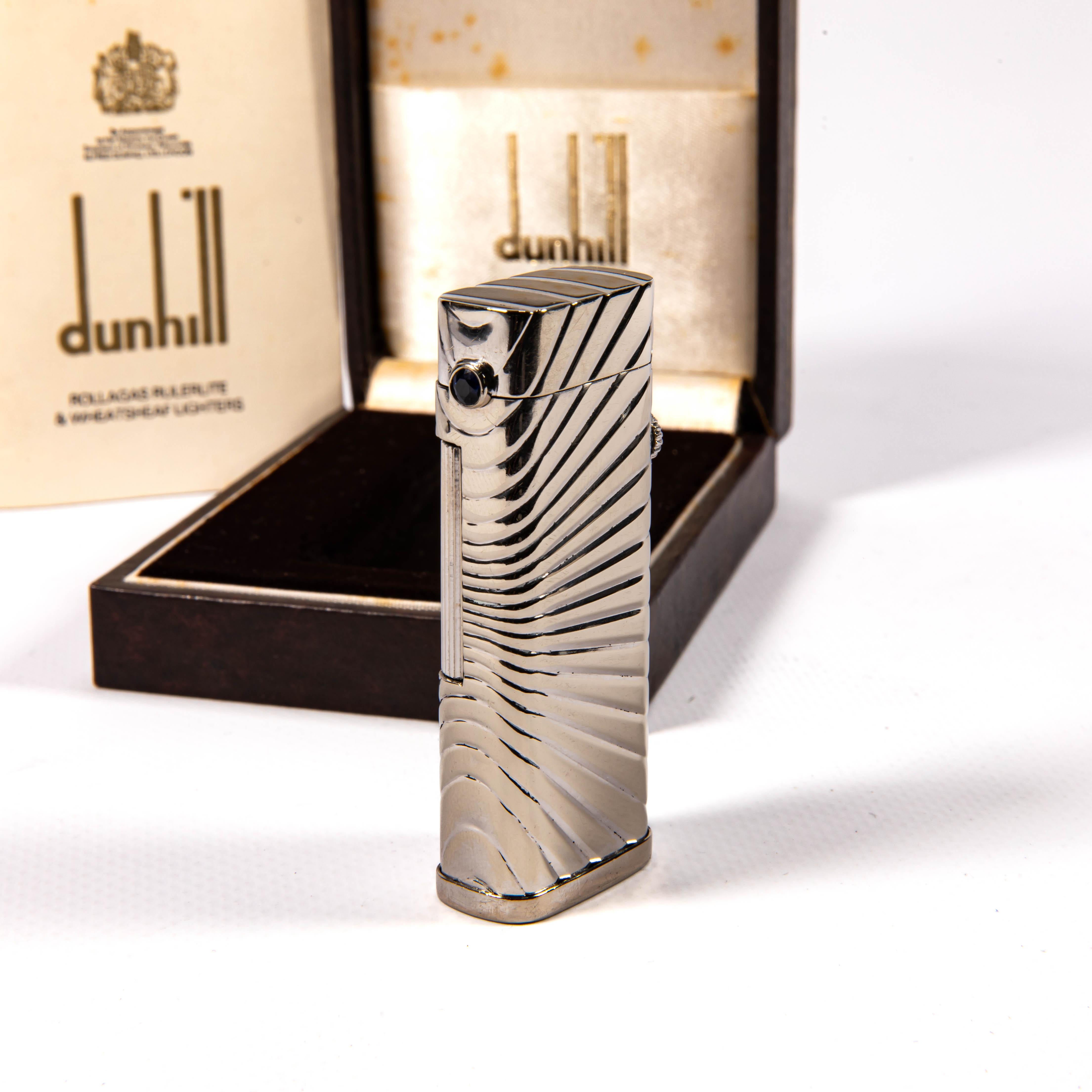 Vintage Solid 18k White Gold Jacket DUNHILL Rollagas Lighter With Saphire 1970s In condizioni ottime in vendita a DELFT, NL