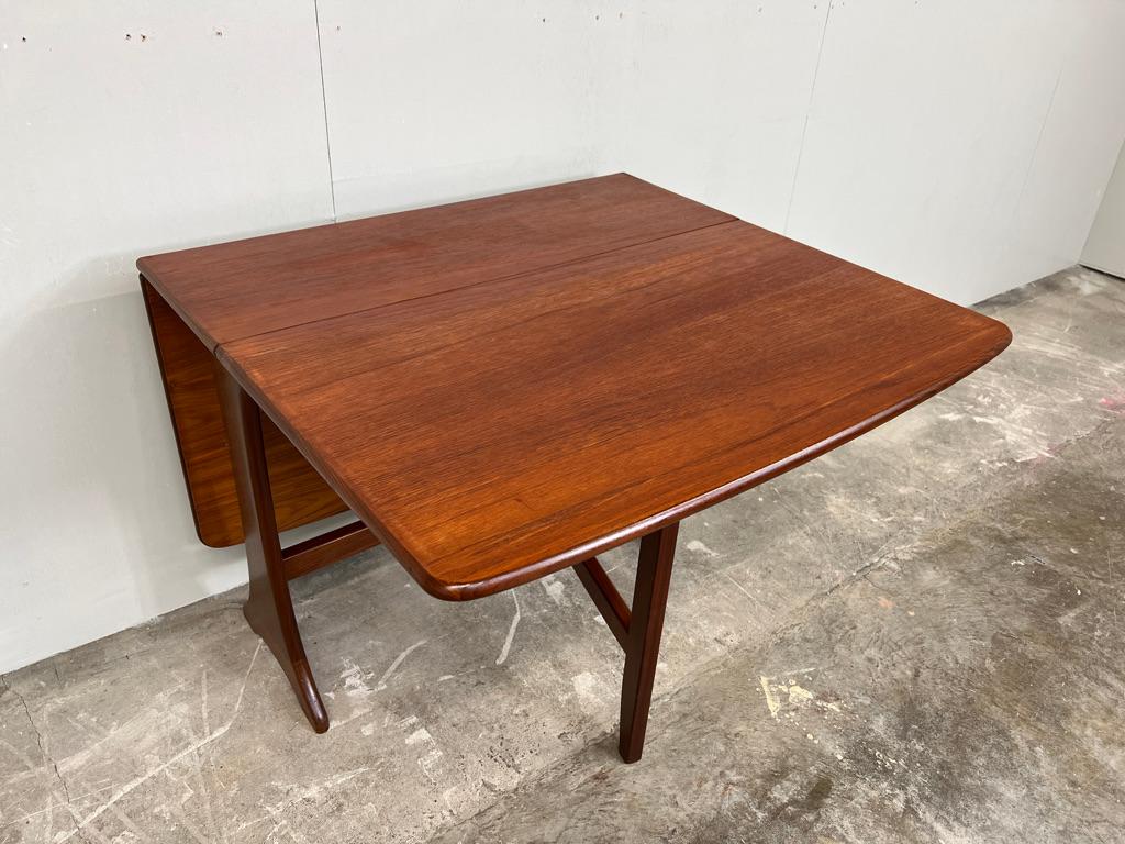 Table de salle à manger à abattant en teck massif des années 1960 en vente 3