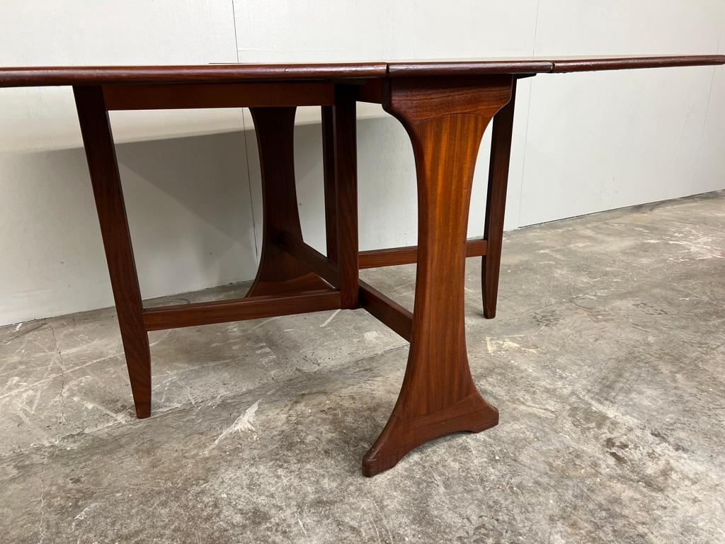 Mid-Century Modern Table de salle à manger à abattant en teck massif des années 1960 en vente