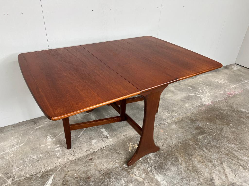 Mid-Century Modern Table de salle à manger à abattant en teck massif des années 1960 en vente
