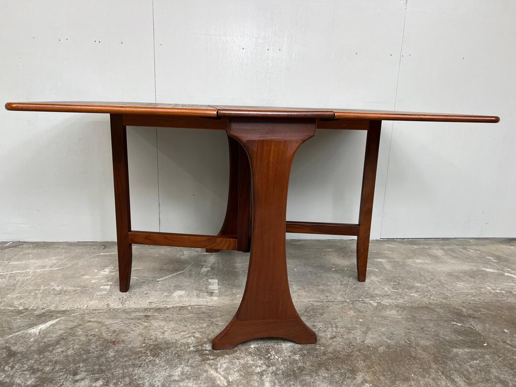 Danois Table de salle à manger à abattant en teck massif des années 1960 en vente