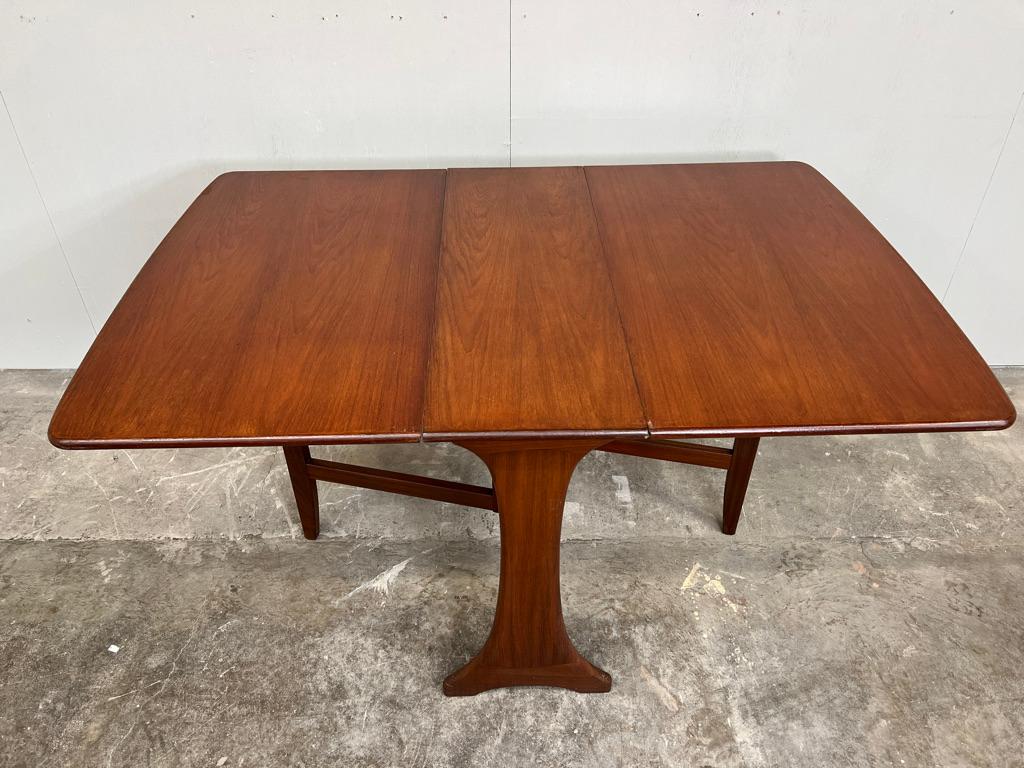 20ième siècle Table de salle à manger à abattant en teck massif des années 1960 en vente