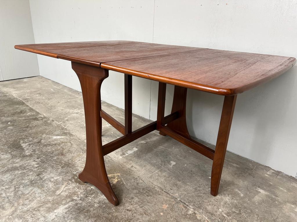 20ième siècle Table de salle à manger à abattant en teck massif des années 1960 en vente