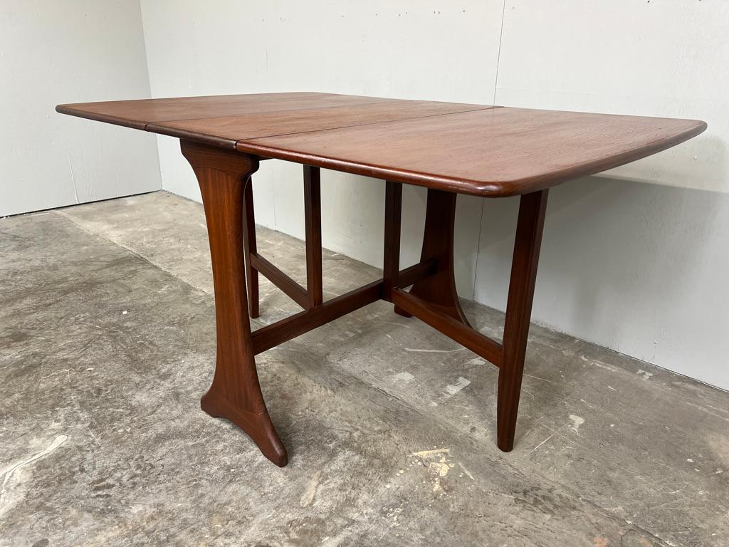 Teck Table de salle à manger à abattant en teck massif des années 1960 en vente