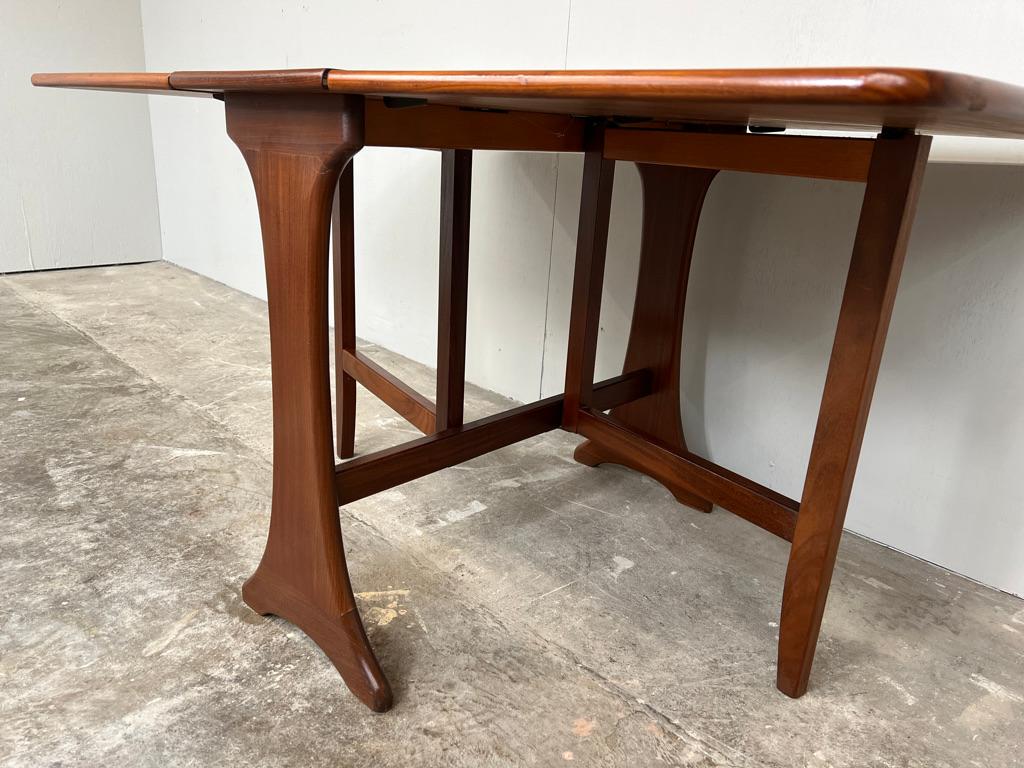 Teck Table de salle à manger à abattant en teck massif des années 1960 en vente