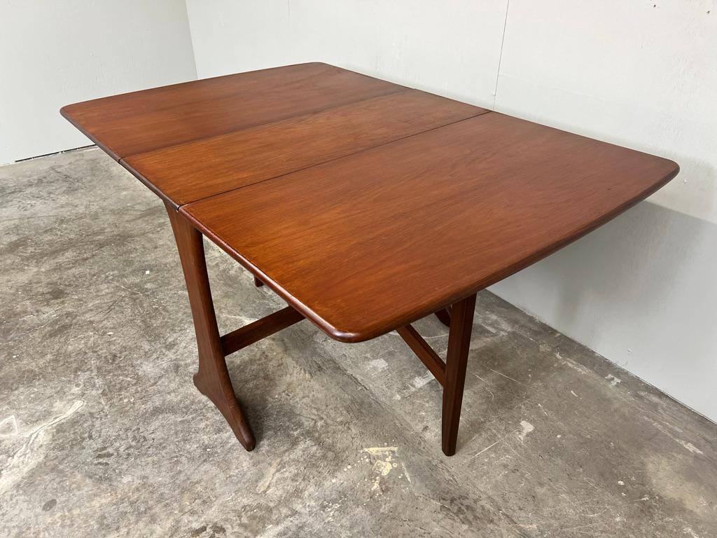 Table de salle à manger à abattant en teck massif des années 1960 en vente 1