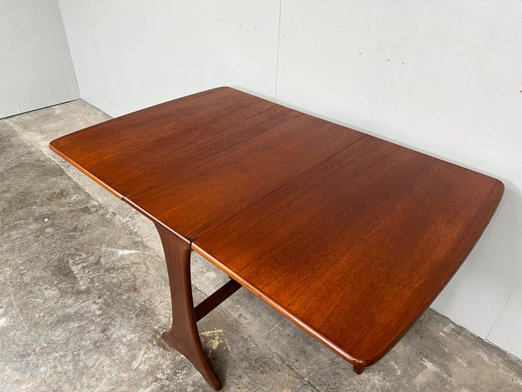 Table de salle à manger à abattant en teck massif des années 1960 en vente 1
