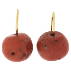 Boucles d'oreilles pendantes vintage en or jaune massif 21 carats avec grande perle de corail de qualité GIA
