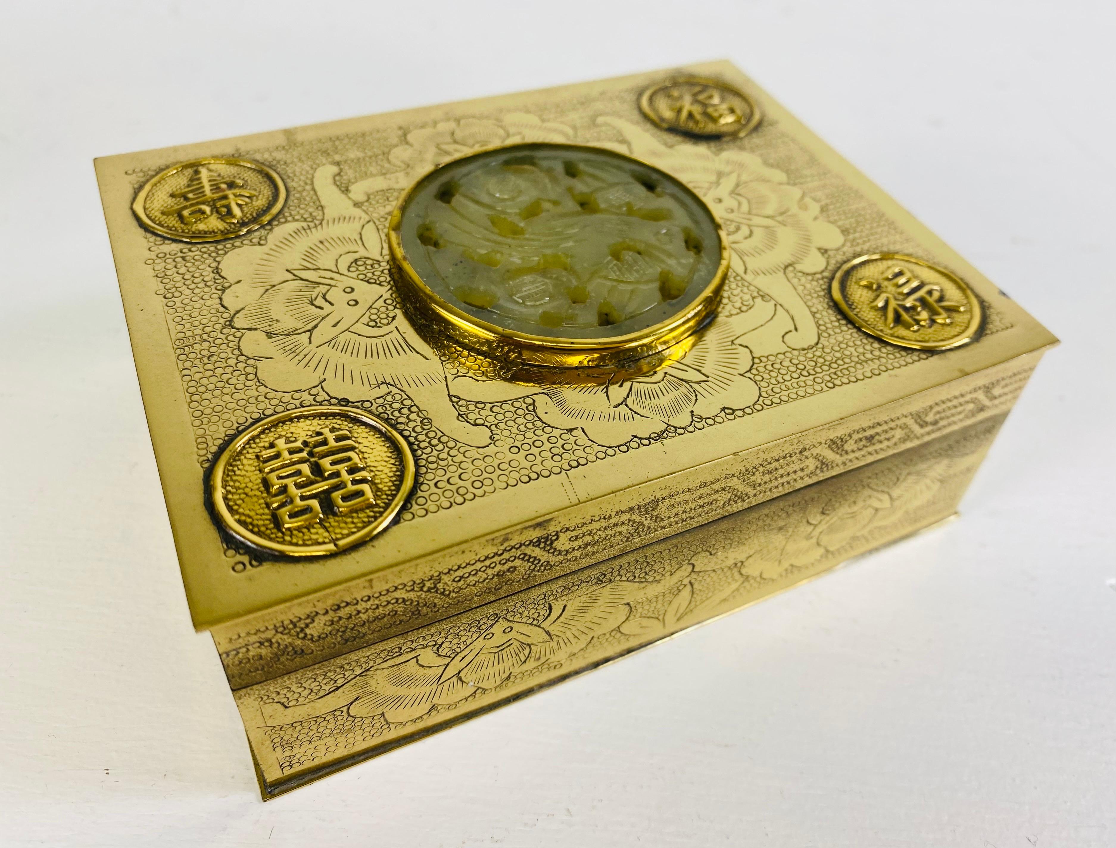 Fait main Boîte à bibelots vintage en laiton massif et jade d'exportation chinoise en vente