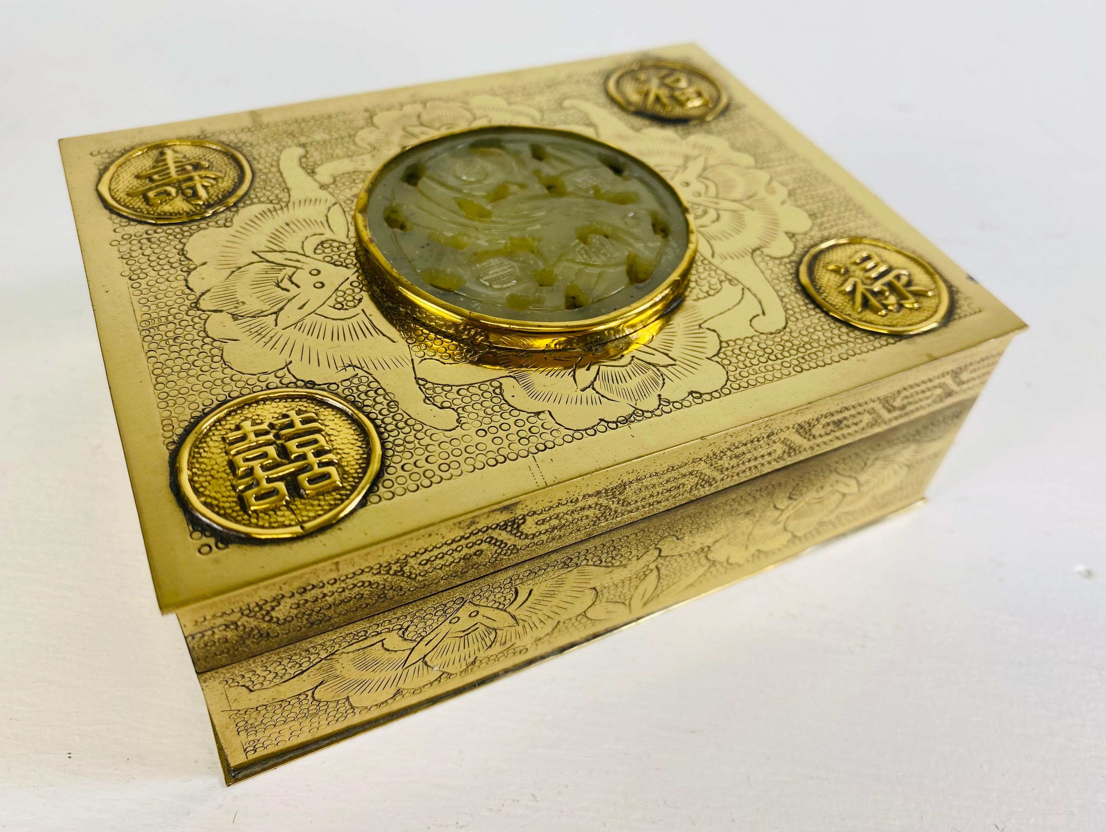 Boîte à bibelots vintage en laiton massif et jade d'exportation chinoise en vente 1
