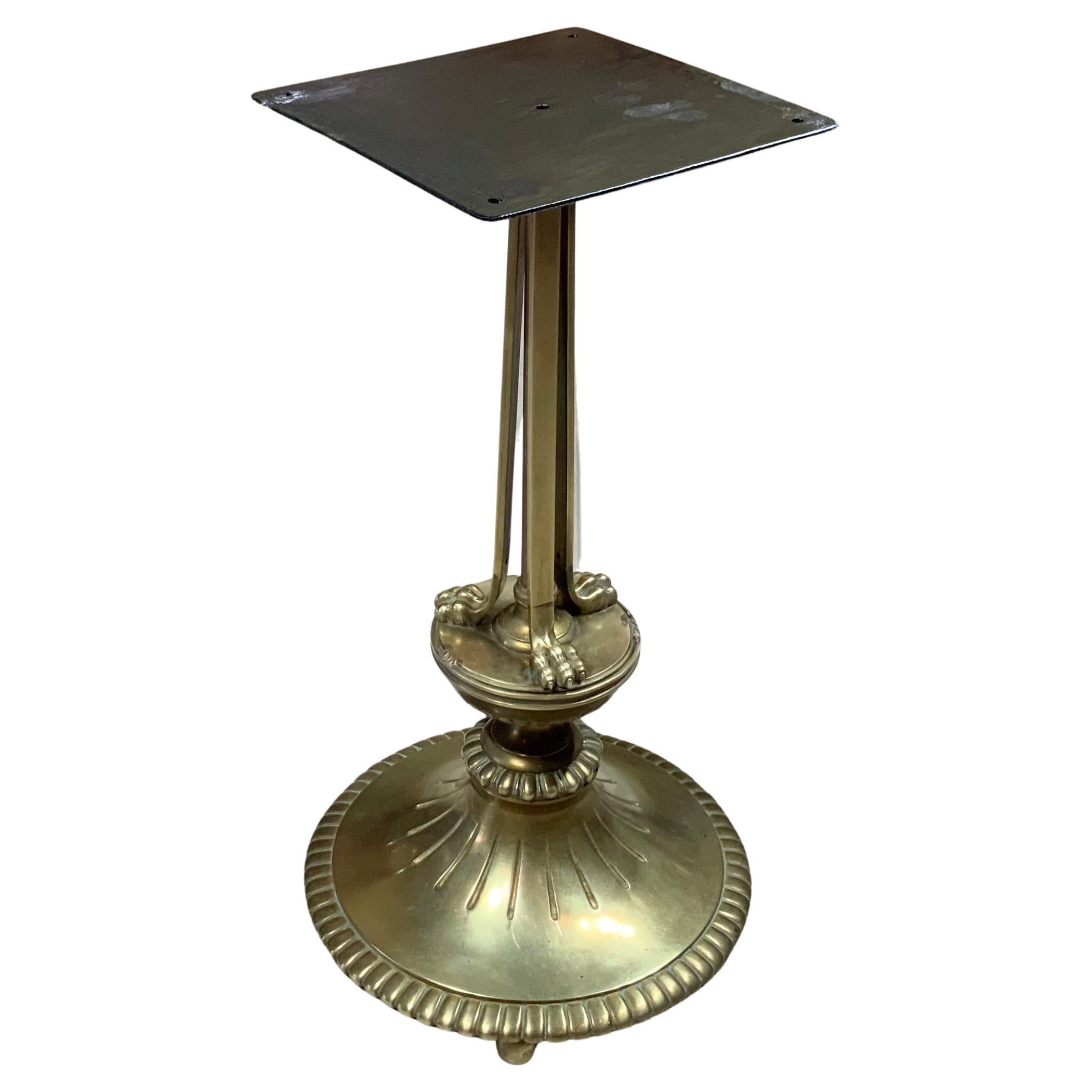 Niedriger Tischsockel aus massivem Messing und Stahl