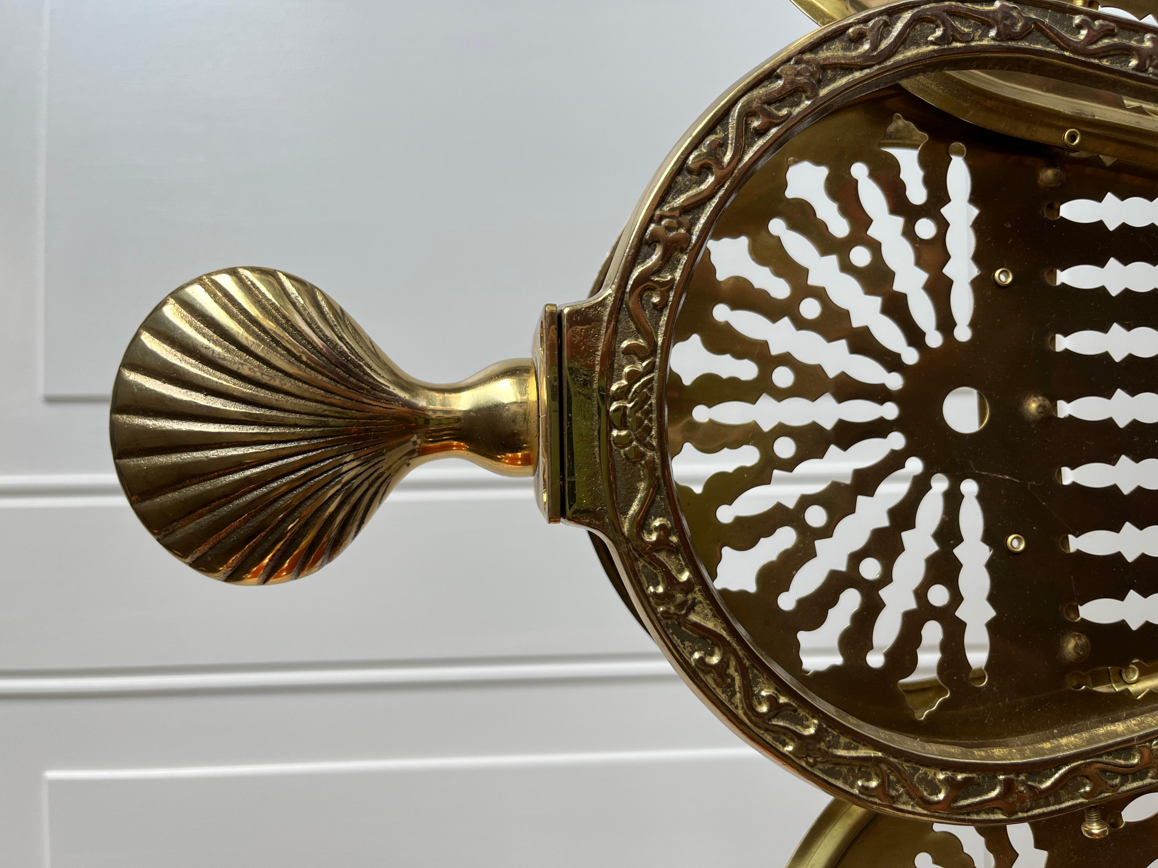 Questo paravento in ottone vintage degli anni '50-'60 non è solo uno splendido pezzo d'accento, ma un must per qualsiasi caminetto. Realizzato in ottone di alta qualità, unisce stile e funzionalità, proteggendo la tua casa da scintille vaganti e