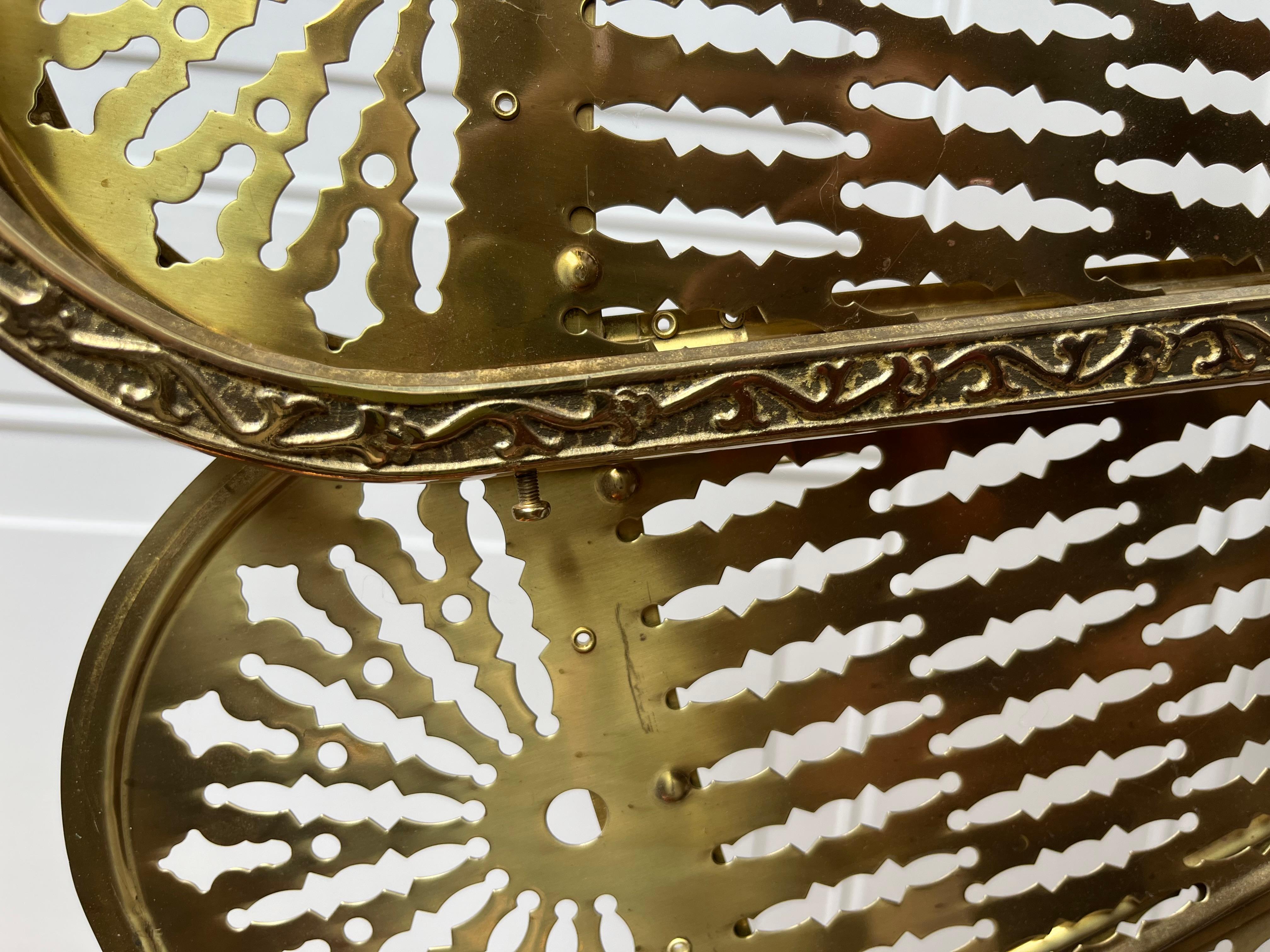 Americano Paravento d'epoca in ottone massiccio Clam Seashell Brass Peacock per camino pieghevole in vendita