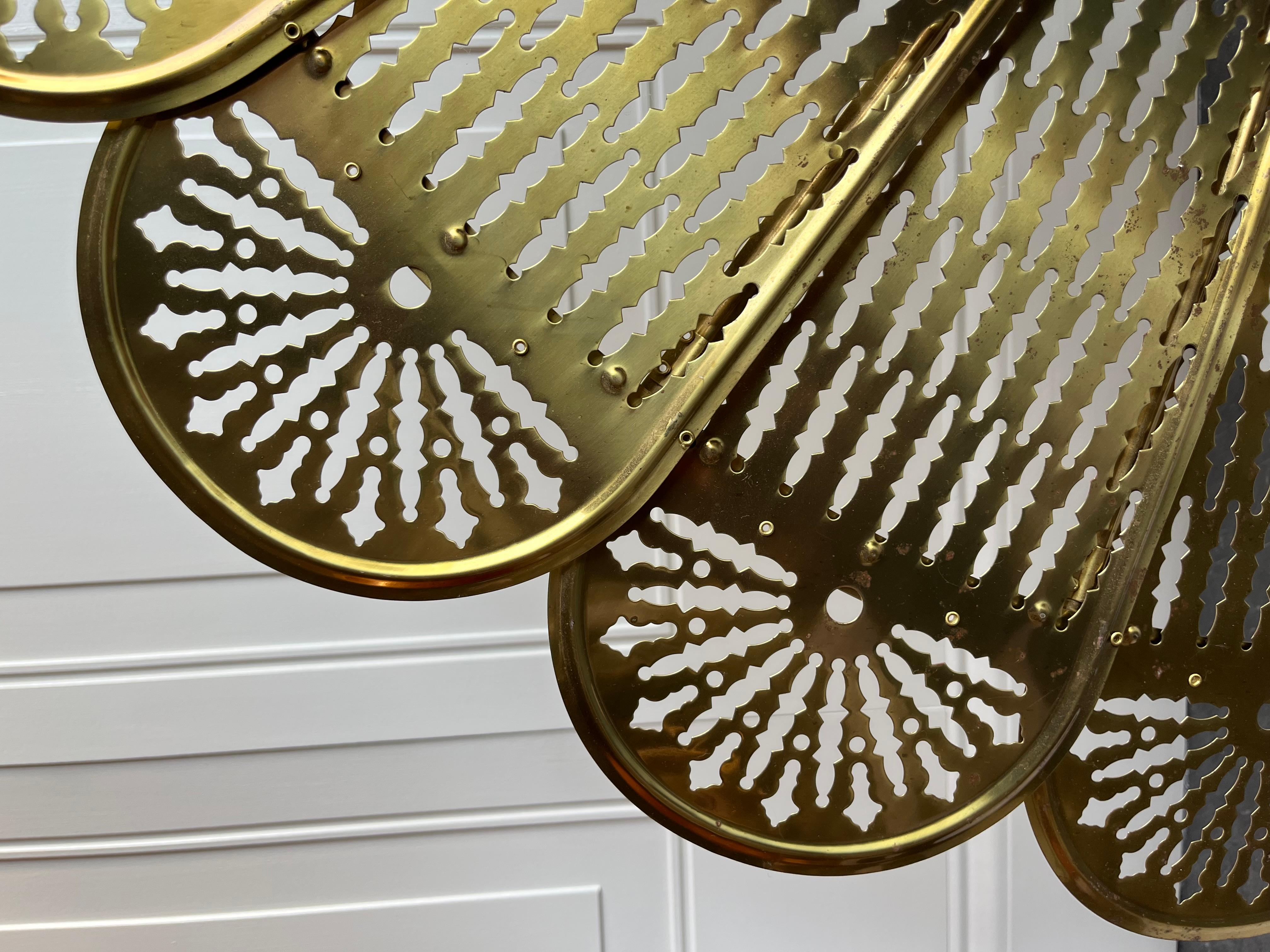 Paravento d'epoca in ottone massiccio Clam Seashell Brass Peacock per camino pieghevole In condizioni buone in vendita a Portsmouth, VA