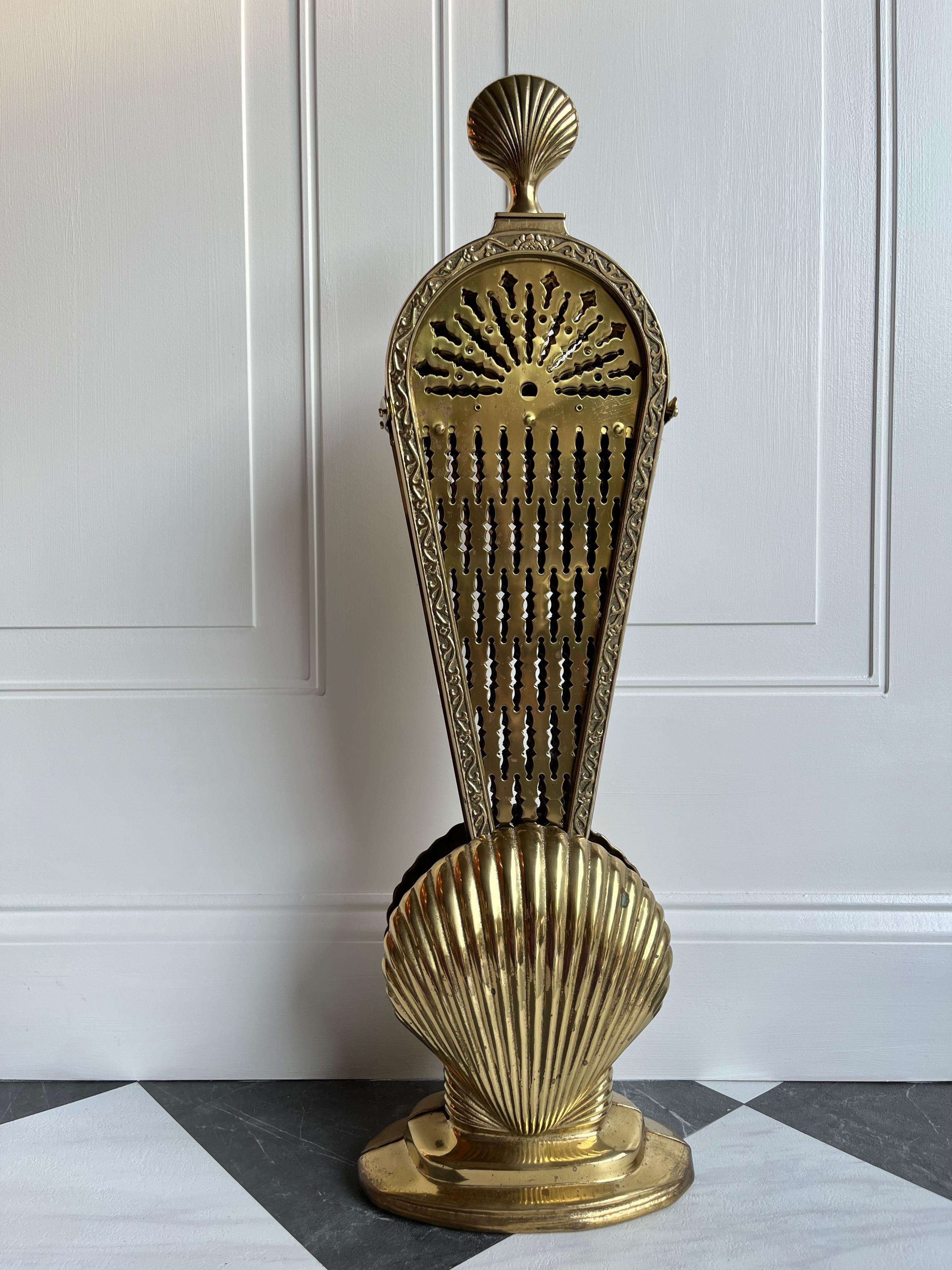 XX secolo Paravento d'epoca in ottone massiccio Clam Seashell Brass Peacock per camino pieghevole in vendita