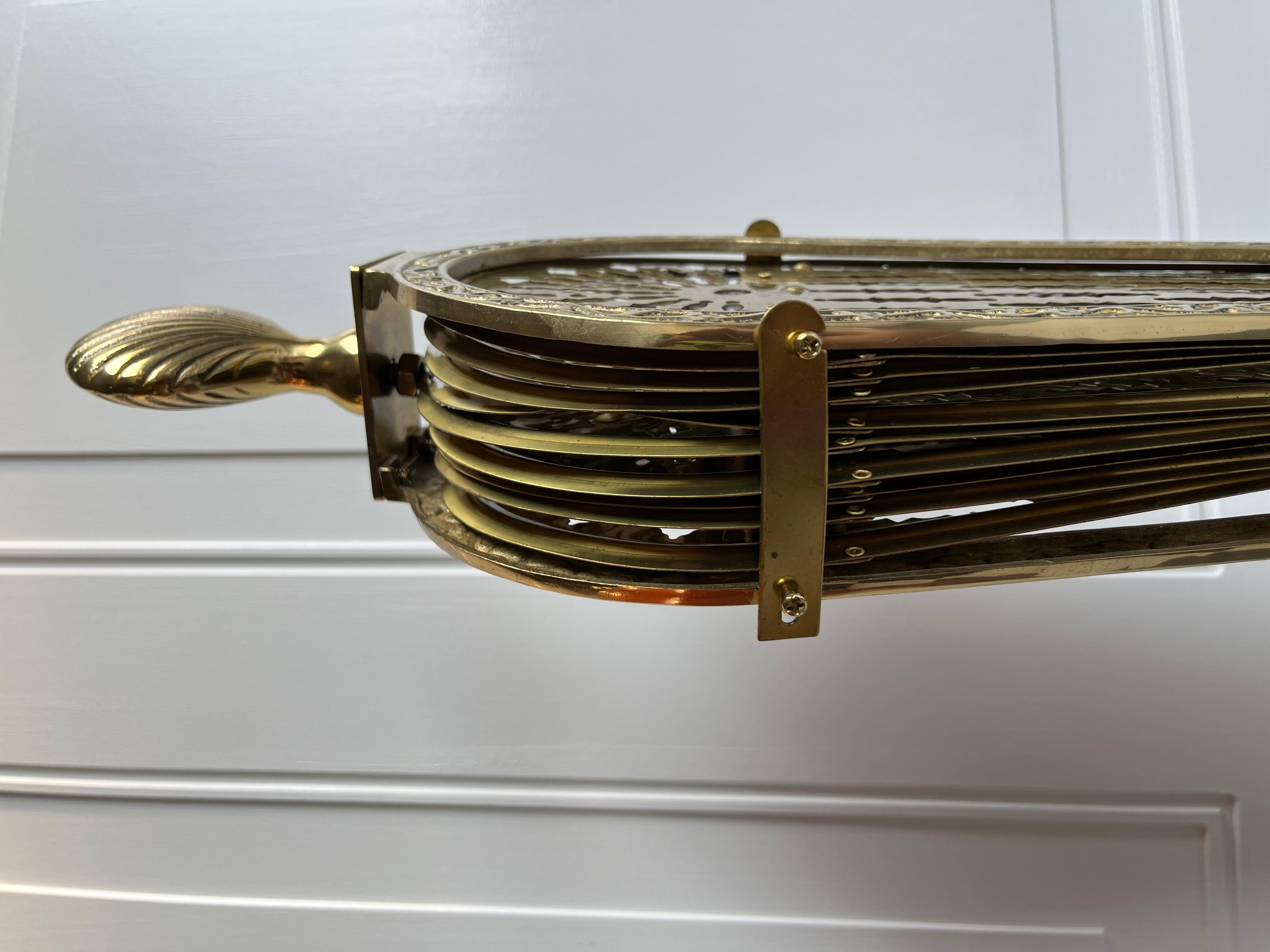 Ottone Paravento d'epoca in ottone massiccio Clam Seashell Brass Peacock per camino pieghevole in vendita