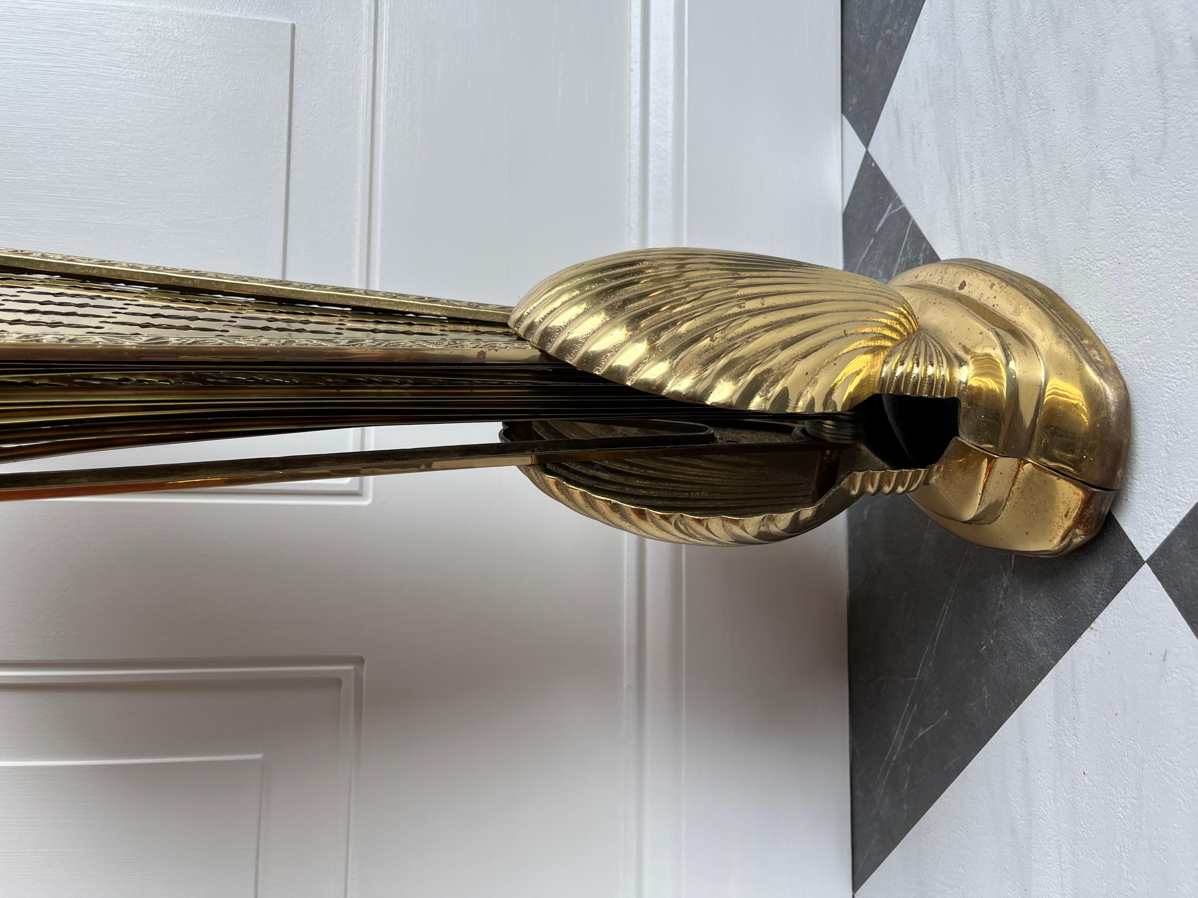 Paravento d'epoca in ottone massiccio Clam Seashell Brass Peacock per camino pieghevole in vendita 1
