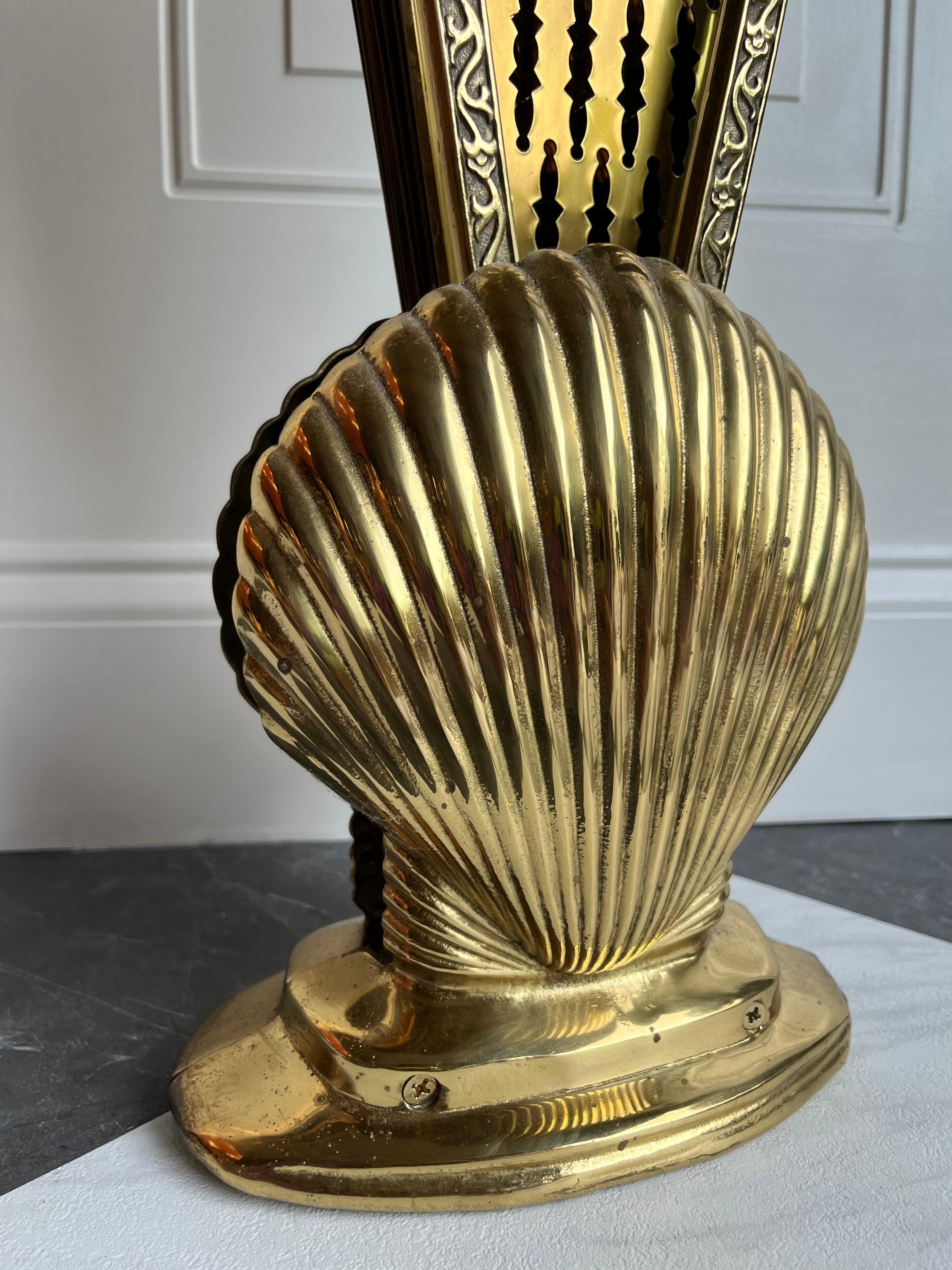 Paravento d'epoca in ottone massiccio Clam Seashell Brass Peacock per camino pieghevole in vendita 2