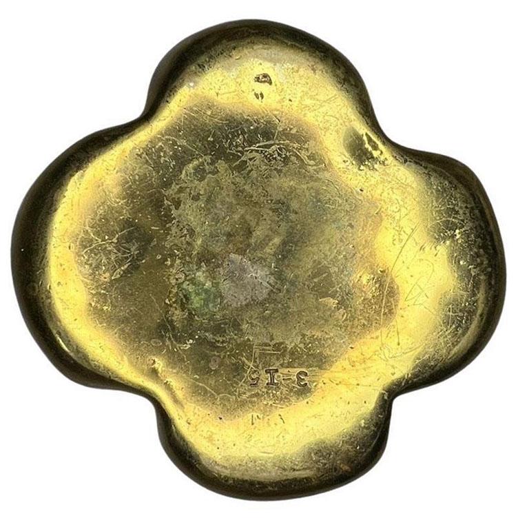 Ein massives Messing Klee Form Briefbeschwerer, Aschenbecher, oder Schmuck Schale mit einem Hundekopf in der Mitte. Diese goldglänzende Schale ist eine tolle Ergänzung für jeden Raum. Verwenden Sie ihn auf einem Couchtisch oder Schminktisch, um