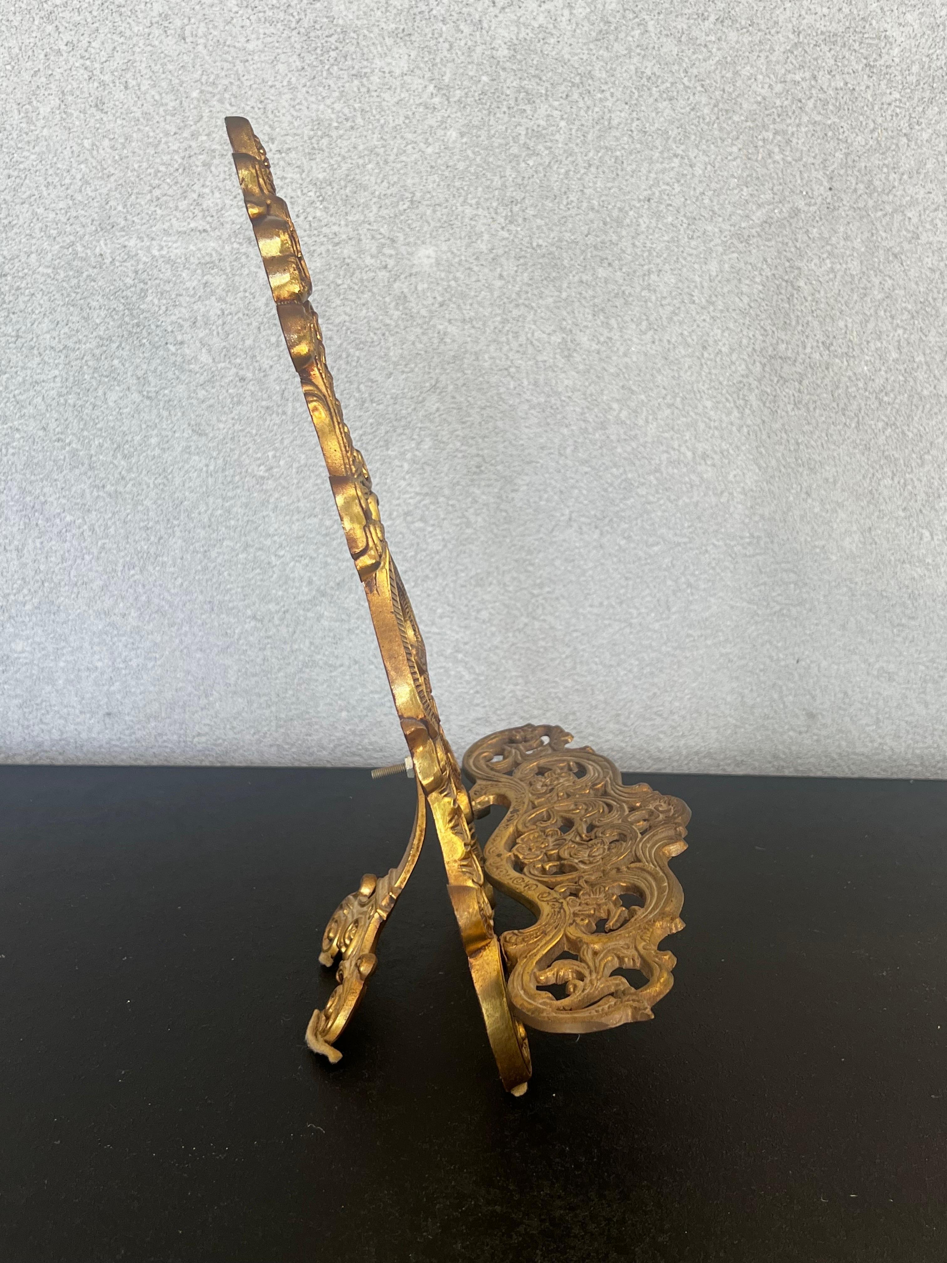 Beautiful detailed vintage solid brass easel, could be use to hold a small painting, a book, a religious piece or music piece, can oleo be used to hold a family picture 
it’s a very well made heavy piece with scroll flower design , has small leg on