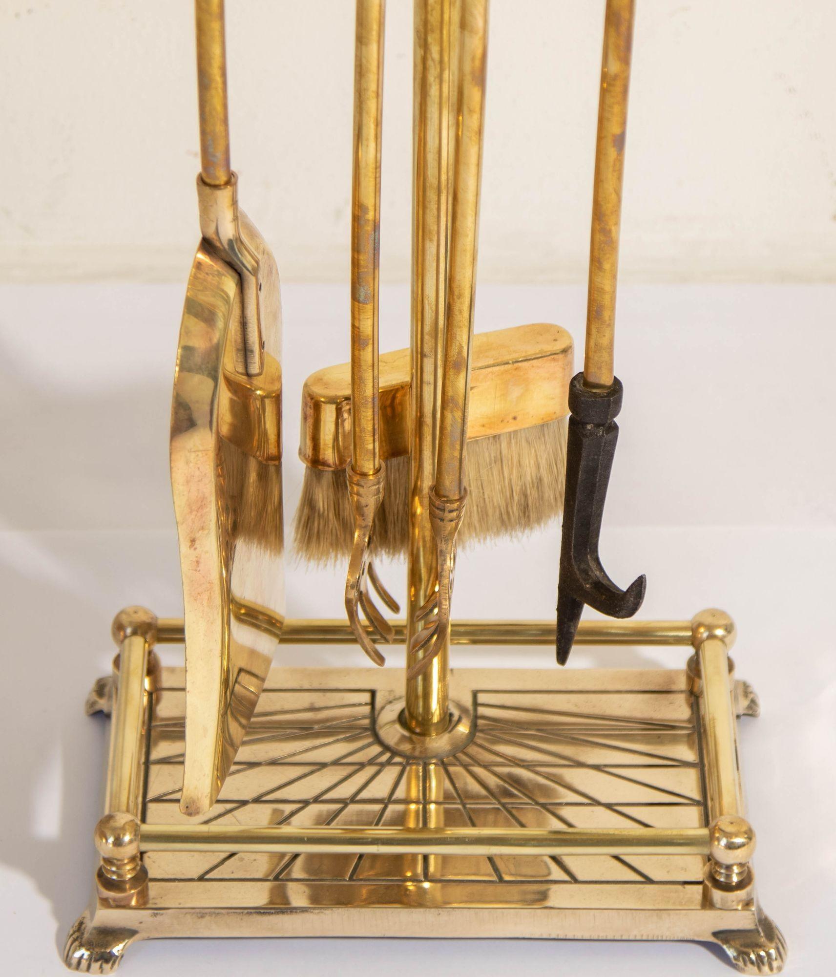 Stile provenzale Attrezzi per caminetto in ottone massiccio vintage con teste di anatra Maison Jansen francese in vendita