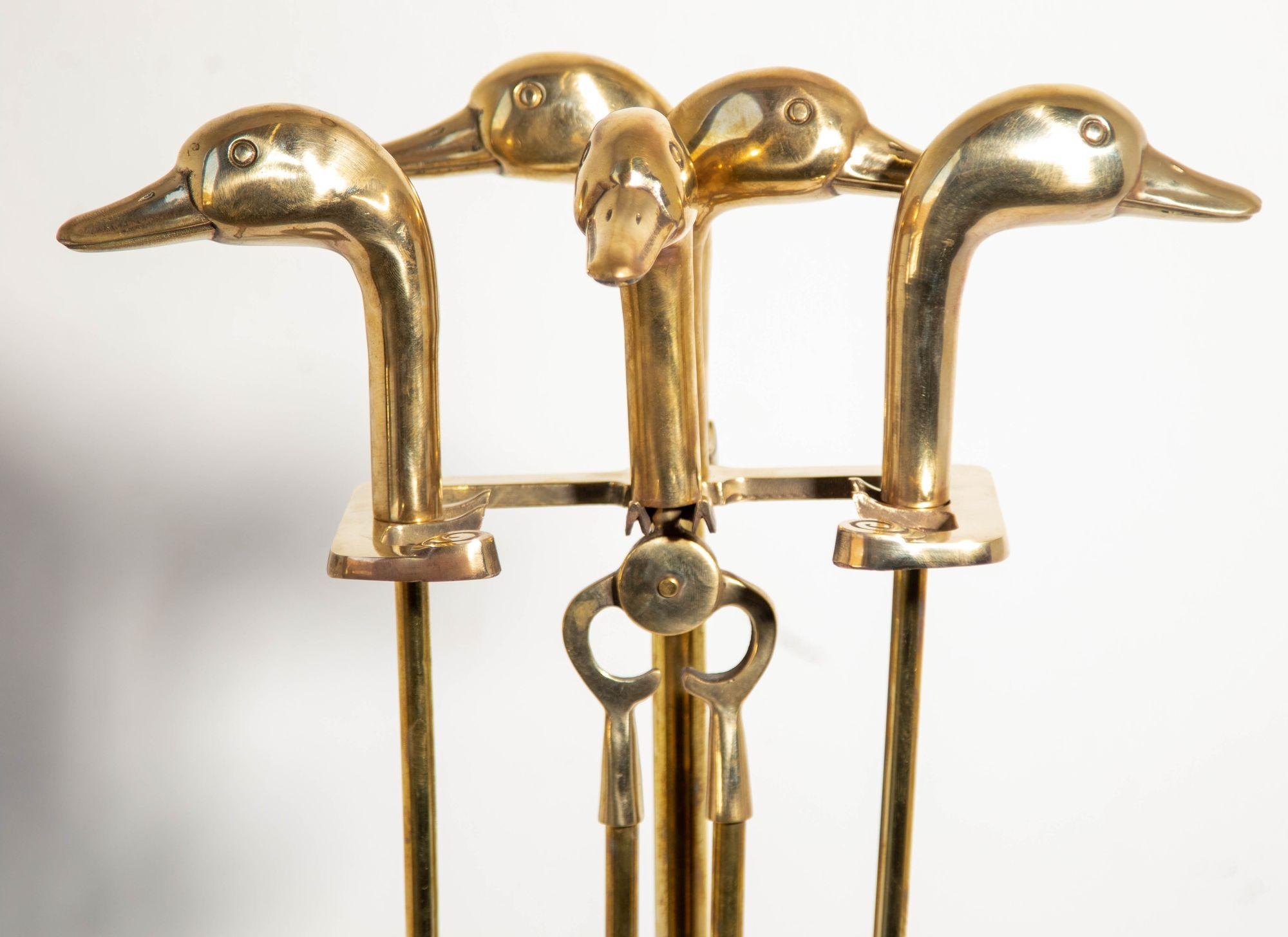 XX secolo Attrezzi per caminetto in ottone massiccio vintage con teste di anatra Maison Jansen francese in vendita