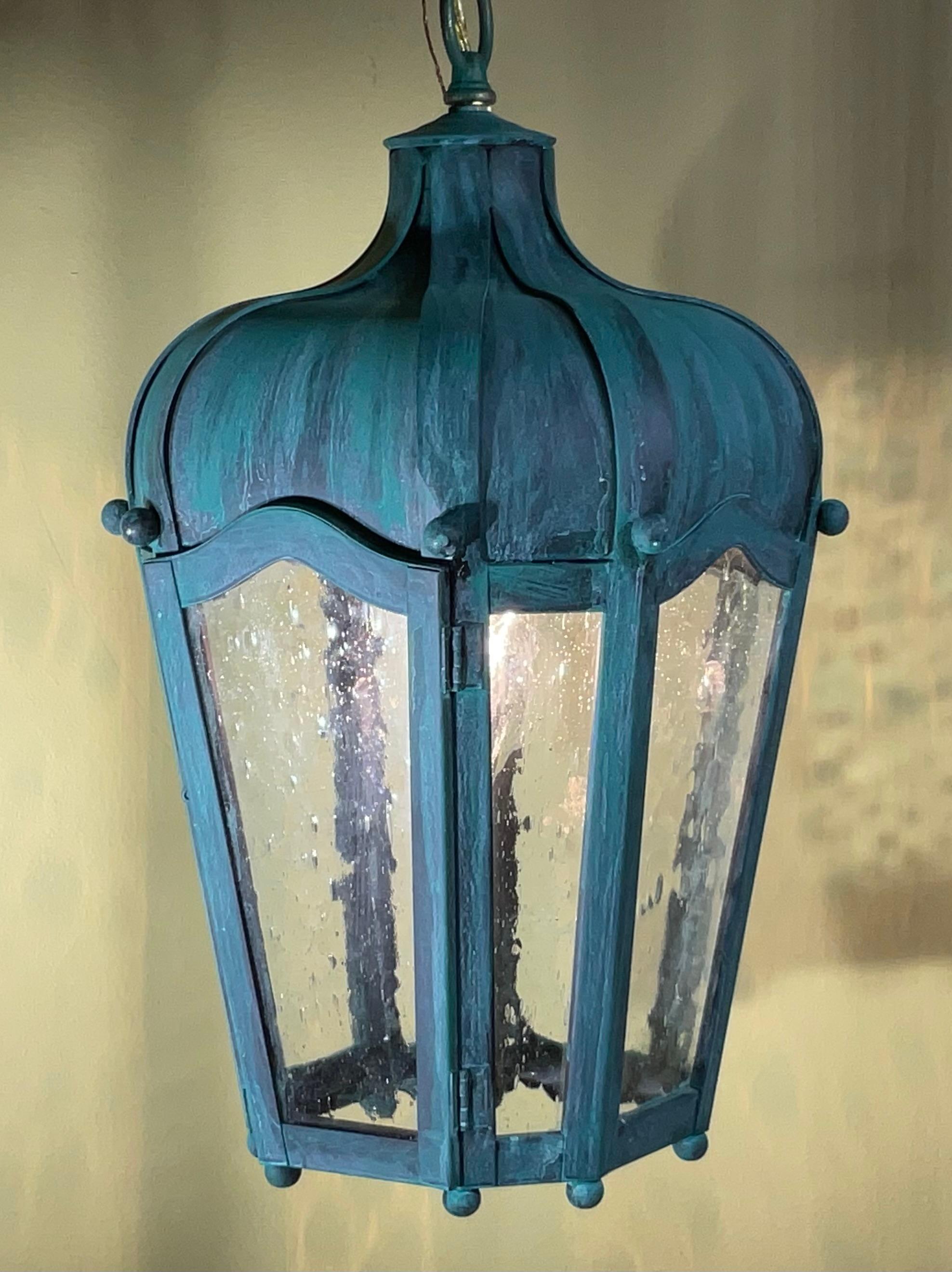Farol colgante vintage de latón macizo - Acabado teal patinado Estadounidense en venta
