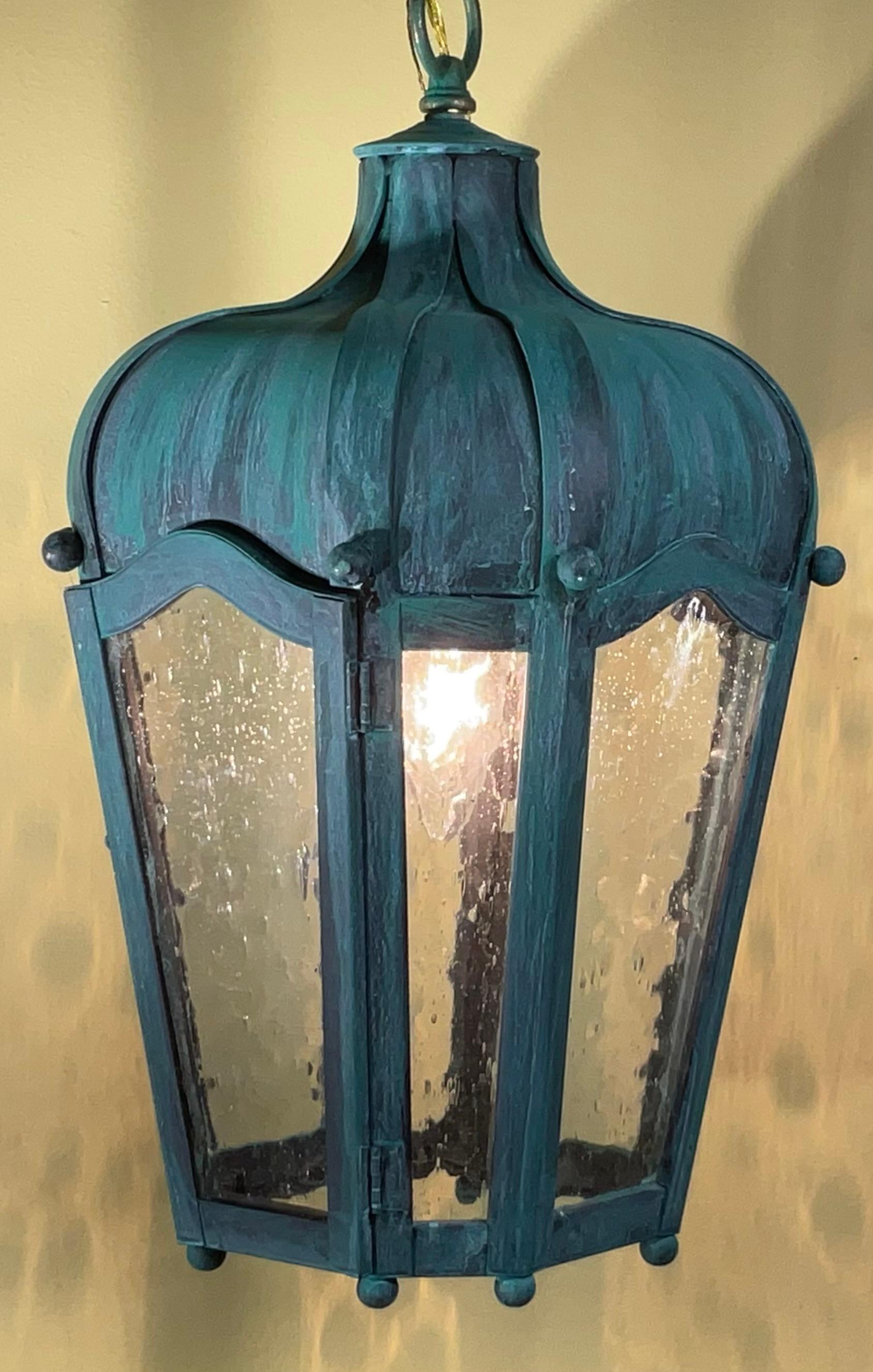 Farol colgante vintage de latón macizo - Acabado teal patinado en Bueno estado para la venta en Delray Beach, FL