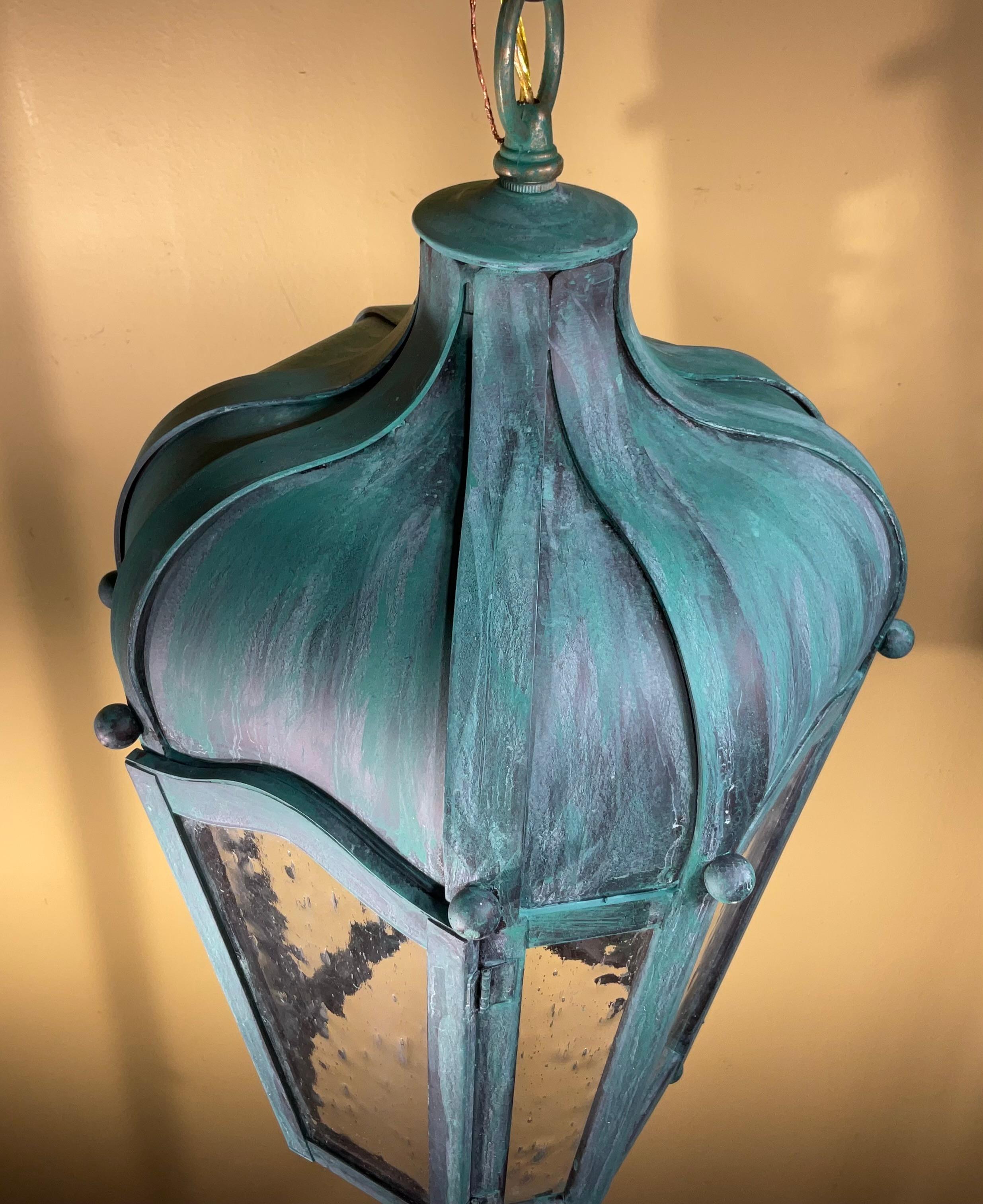 Farol colgante vintage de latón macizo - Acabado teal patinado siglo XX en venta