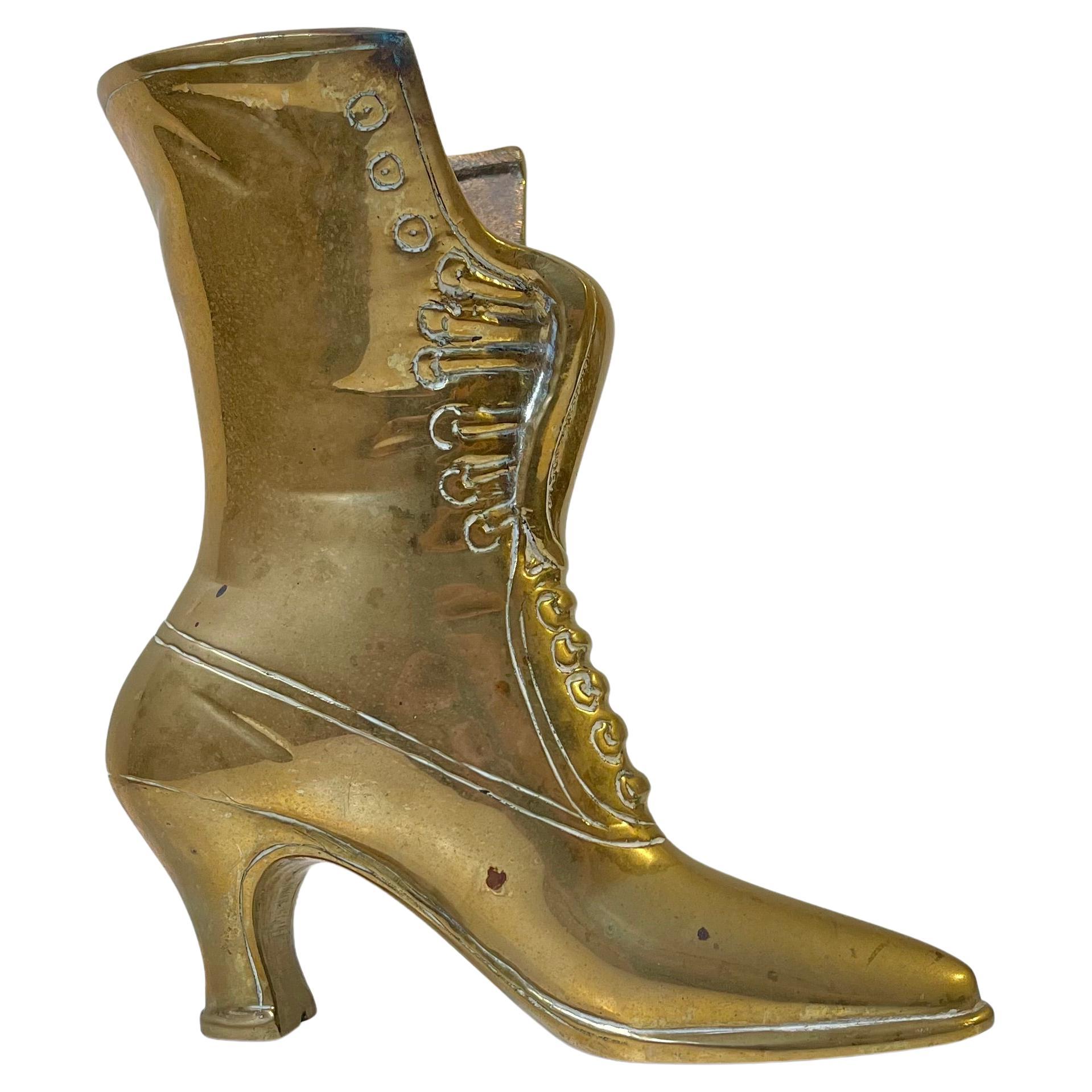 Jarrón vintage de latón macizo para botas de tacón alto de estilo victoriano