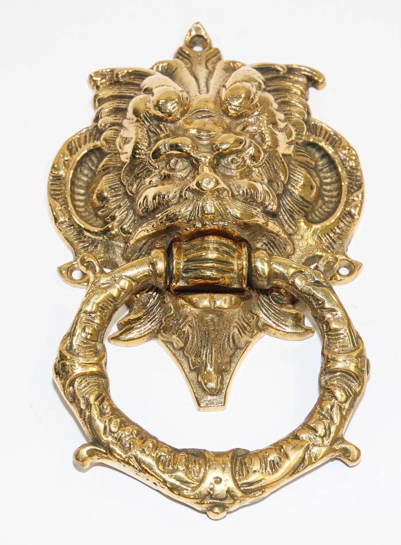 Vintage, heurtoir de porte italien en laiton massif moulé avec un visage d'homme diabolique effrayant.
Le grand cimier du mascaron a été réalisé dans un style grotesque et est parfois appelé chimère.
Un mascaron est un ornement architectural,