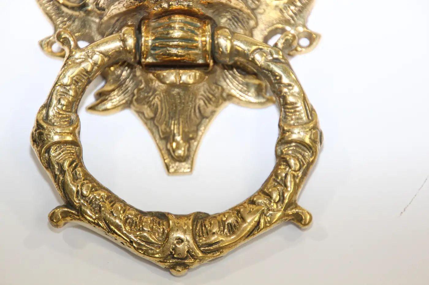 20ième siècle Knocker de porte gothique italien en laiton massif en vente