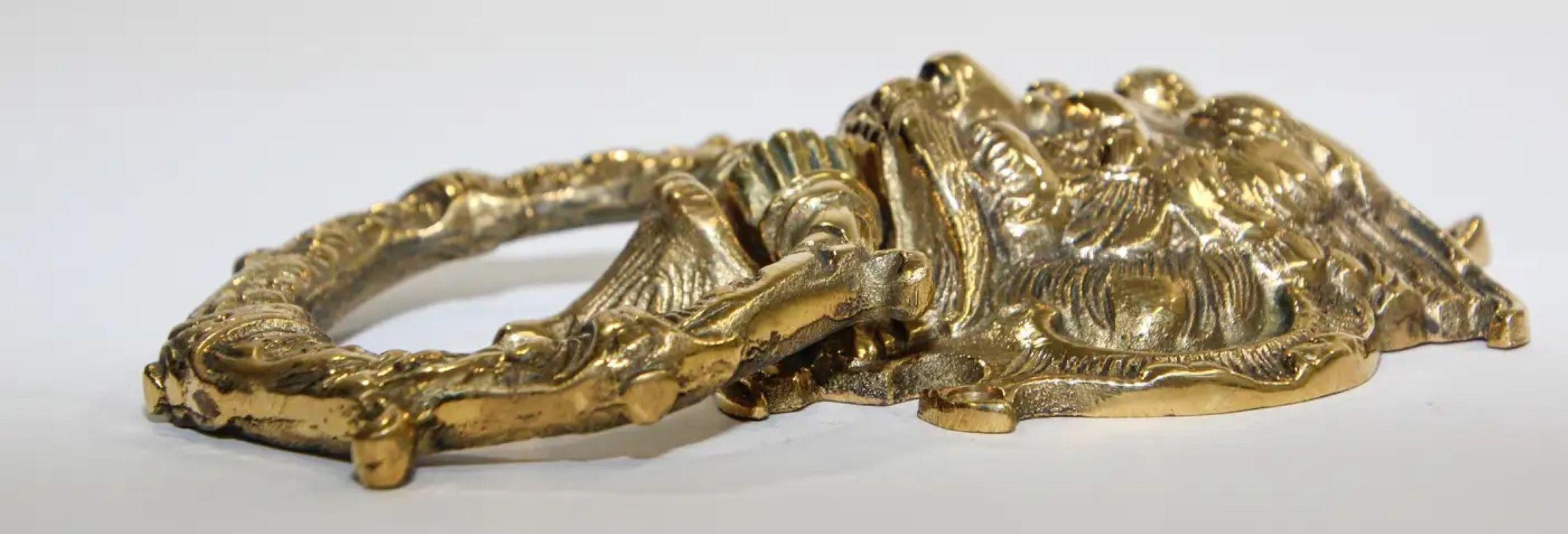 Knocker de porte gothique italien en laiton massif en vente 2