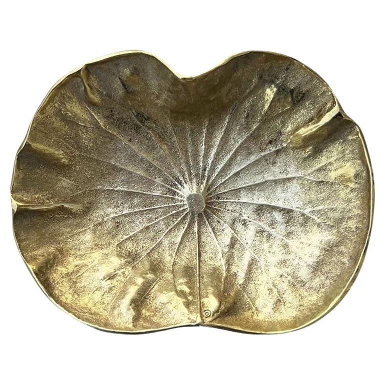 Bol décoratif lotus en laiton massif vintage - Virginia Metalcrafters en vente