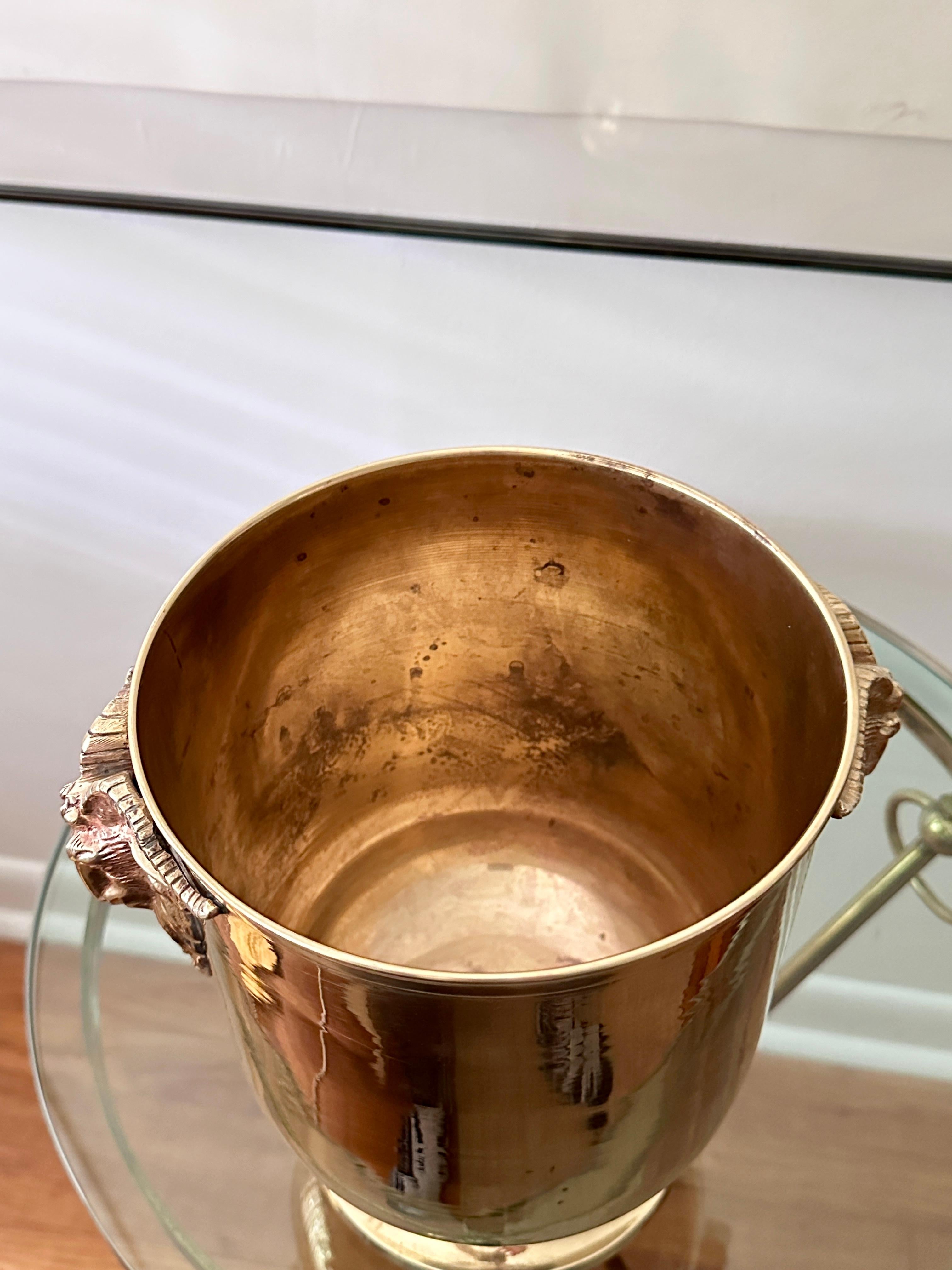 Mottahedeh Jardinere d'epoca in ottone massiccio con manici a testa d'ariete in vendita 8