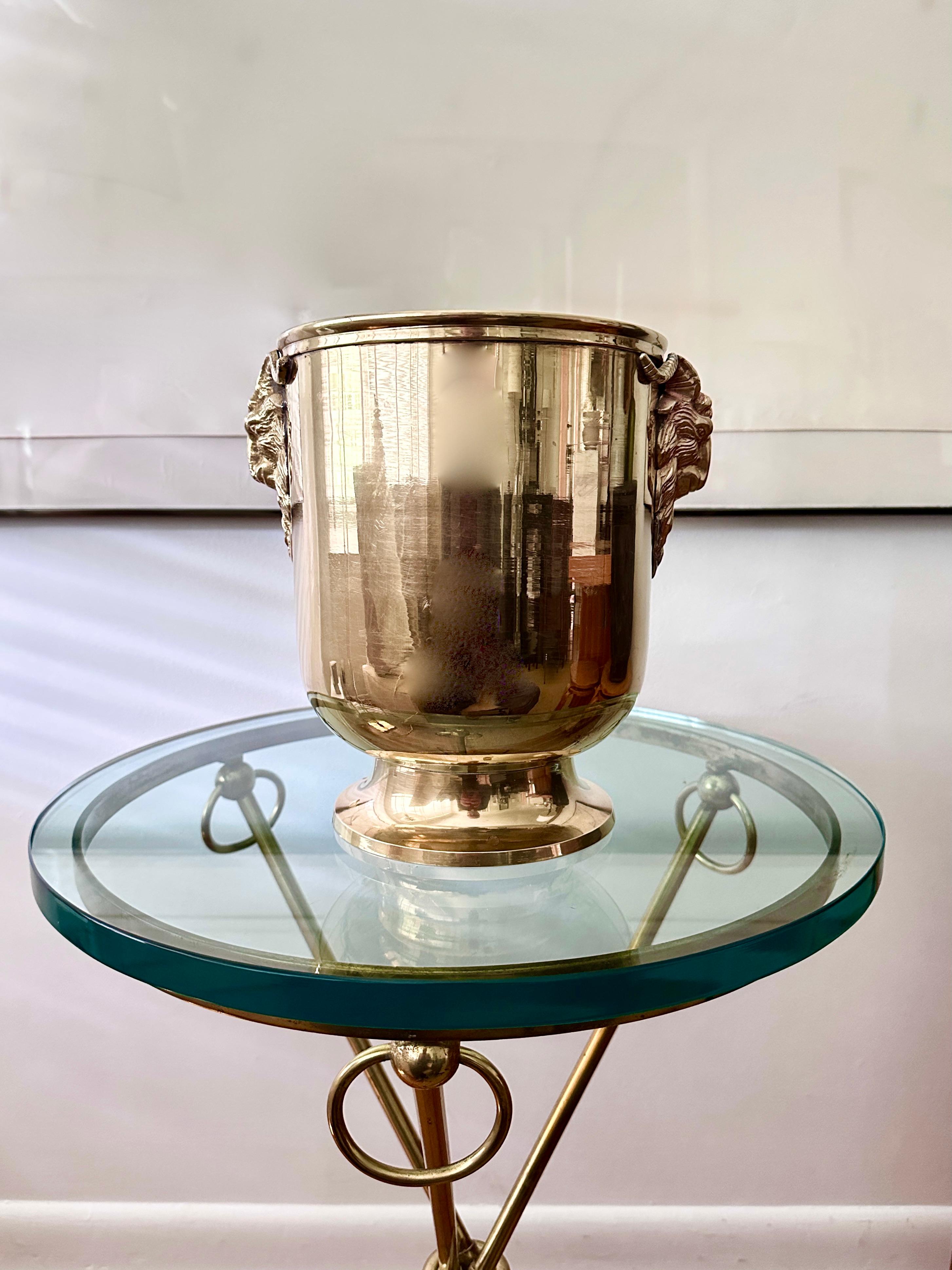 Fioriera d'epoca in ottone massiccio di Mottahedeh Design, prodotta in India. L'imponente jardiniere è di dimensioni imponenti con una testa di montone su ogni lato. La fioriera misura circa 9 1/2 pollici di altezza, 9 1/2 pollici di larghezza e 7