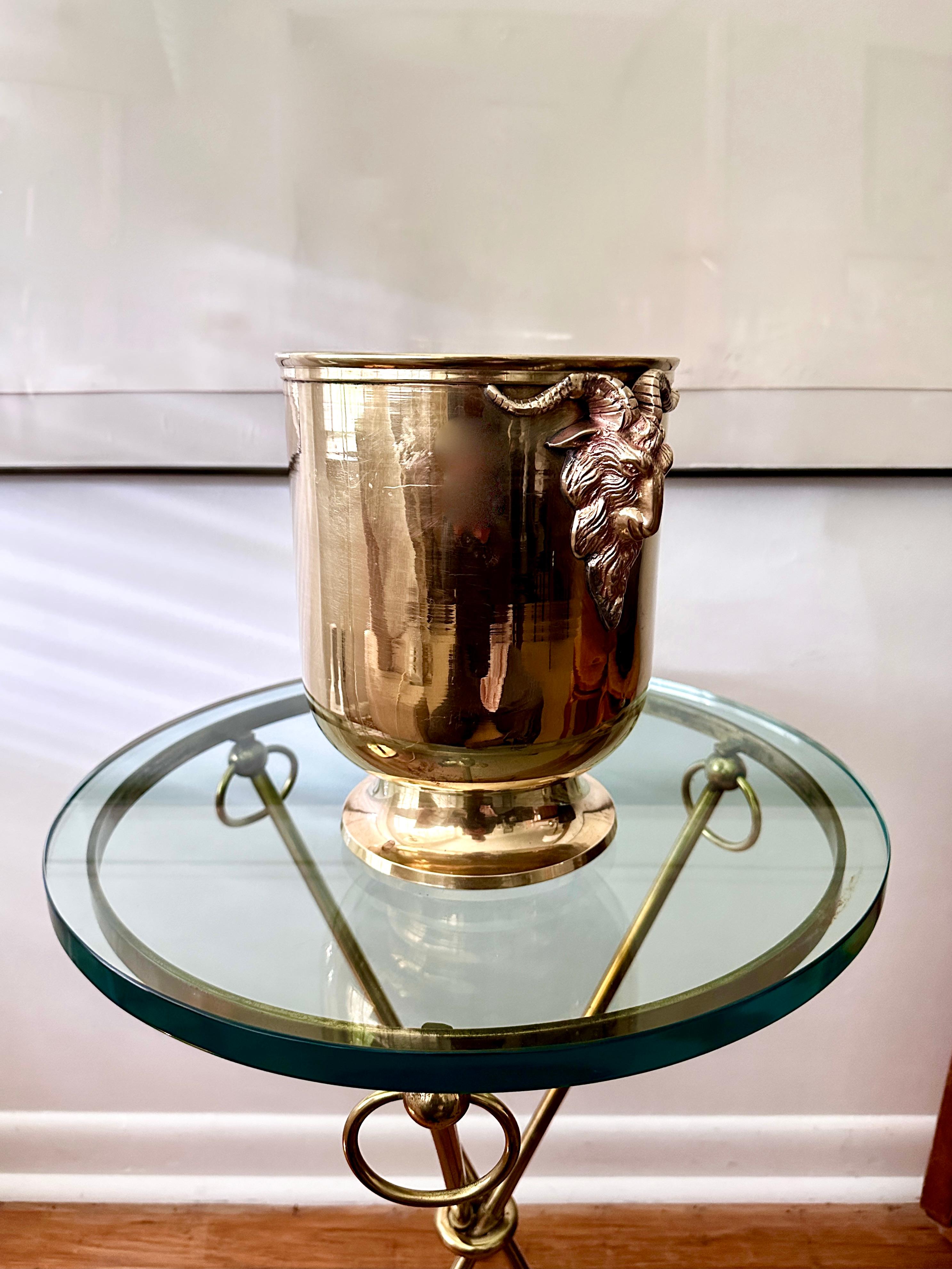 Neoclassico Mottahedeh Jardinere d'epoca in ottone massiccio con manici a testa d'ariete in vendita